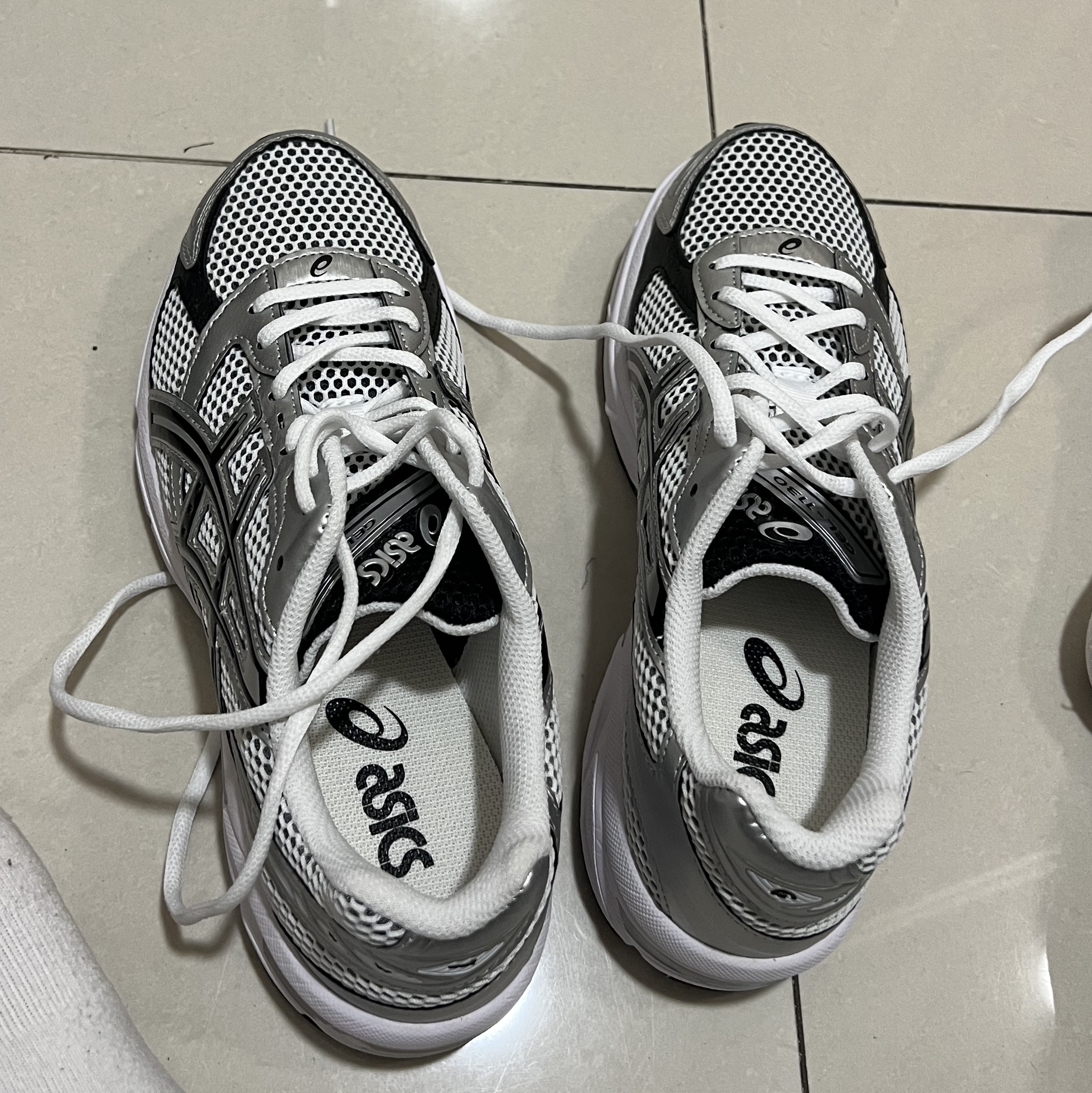 Asics Gel-1130 White Black 착용 스타일 - 2