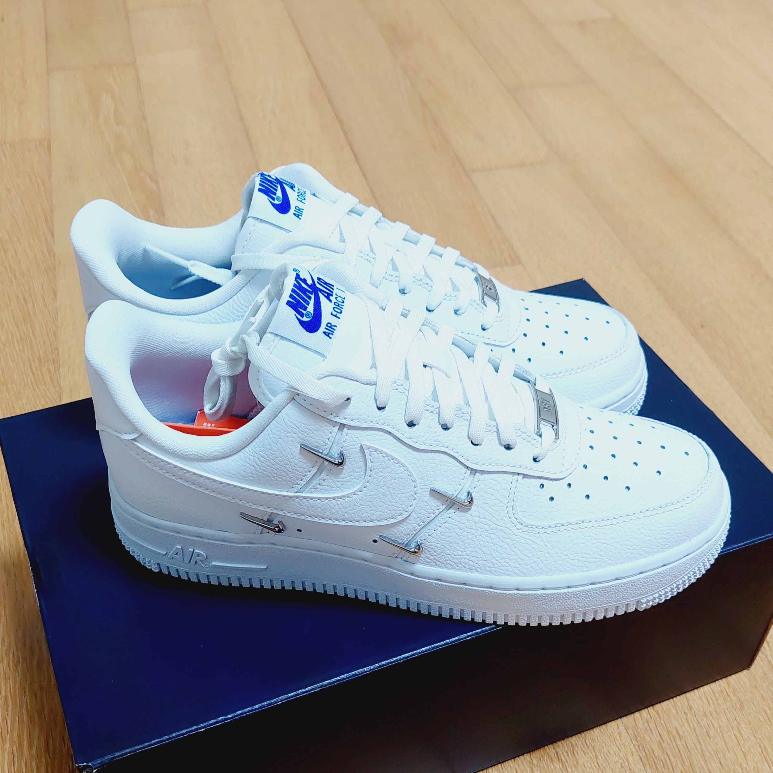 (W) Nike Air Force 1 Low '07 LX Chrome Luxe 착용 스타일 - 3