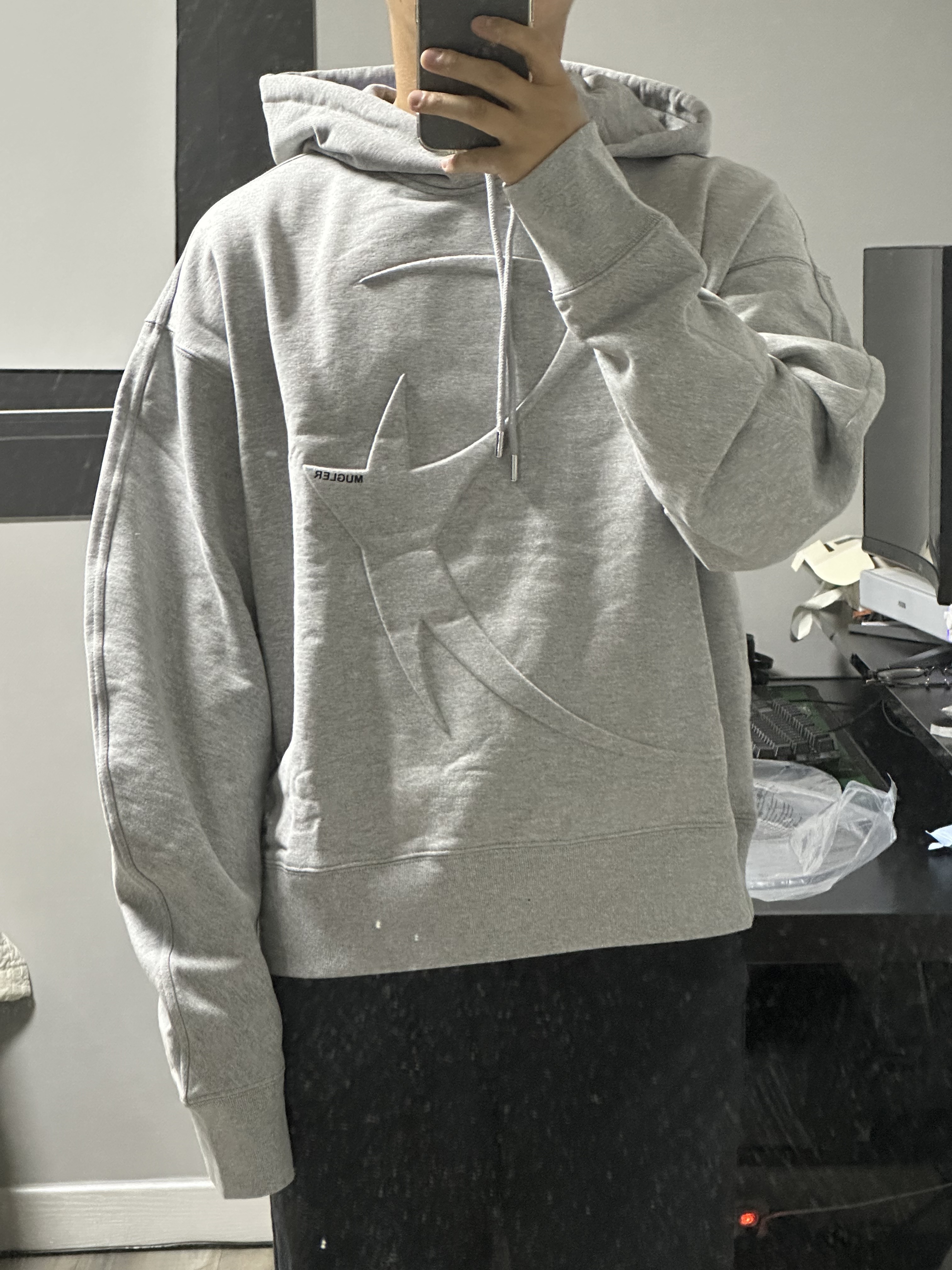 H&M x Mugler Star Motif Hoodie Light Gray Melange 착용 스타일 - 3