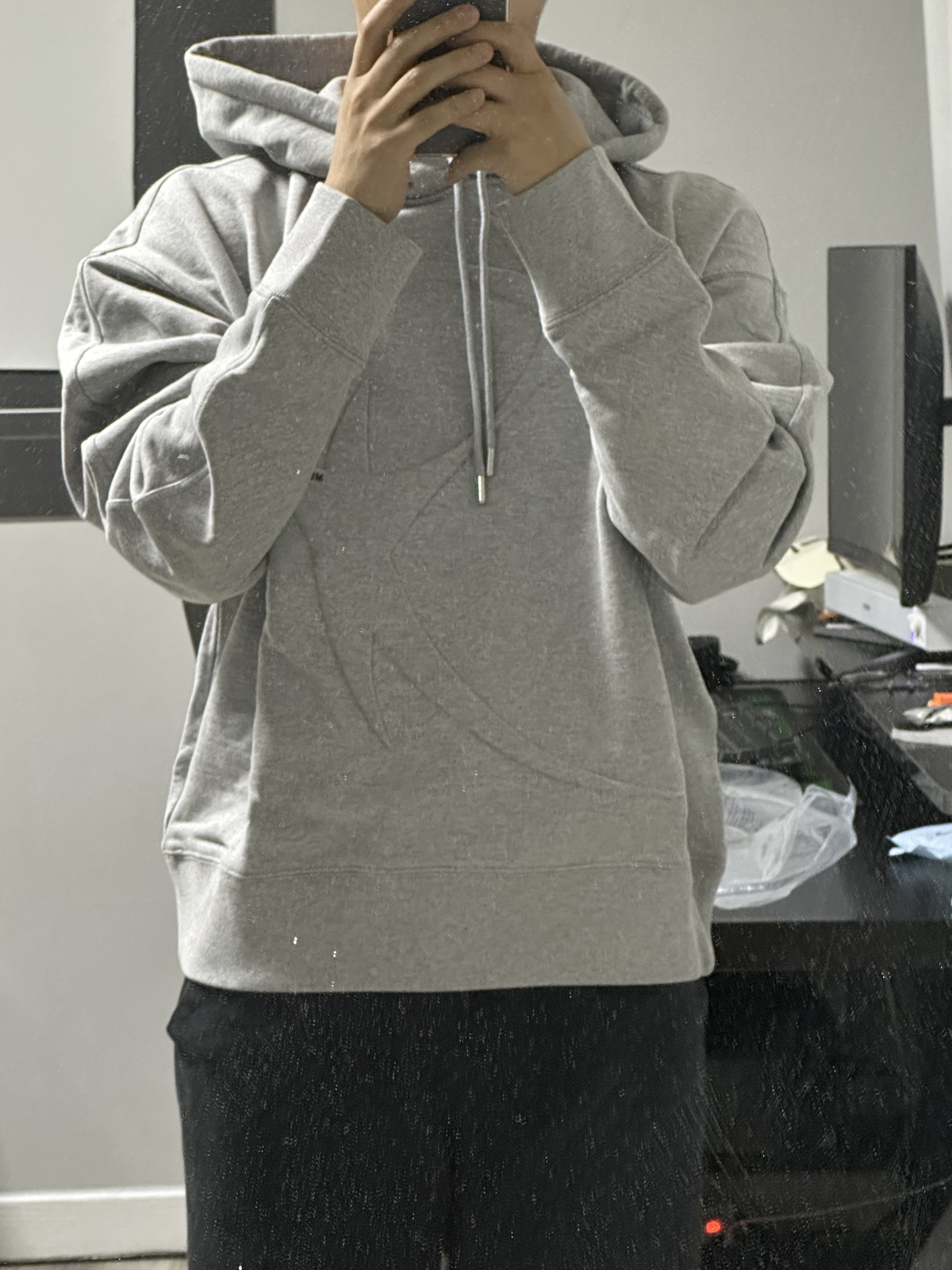 H&M x Mugler Star Motif Hoodie Light Gray Melange 착용 스타일 - 1