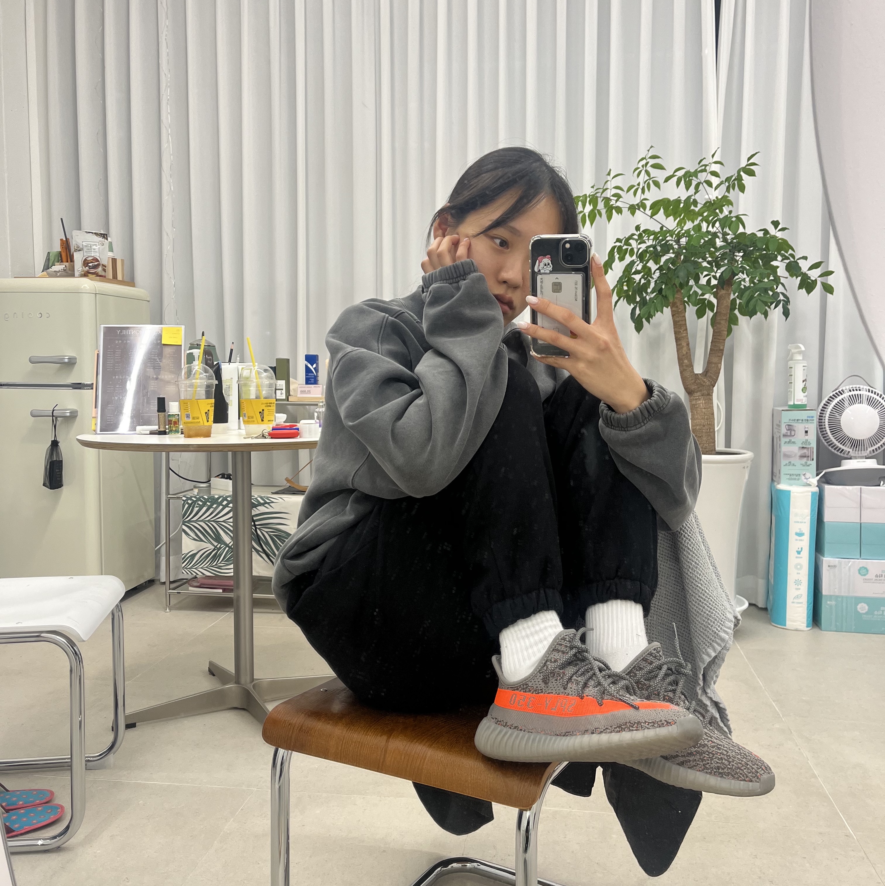 IAB Studio Pigment Crewneck Black, Adidas Yeezy Boost 350 V2 Beluga - Reflective 착용 스타일