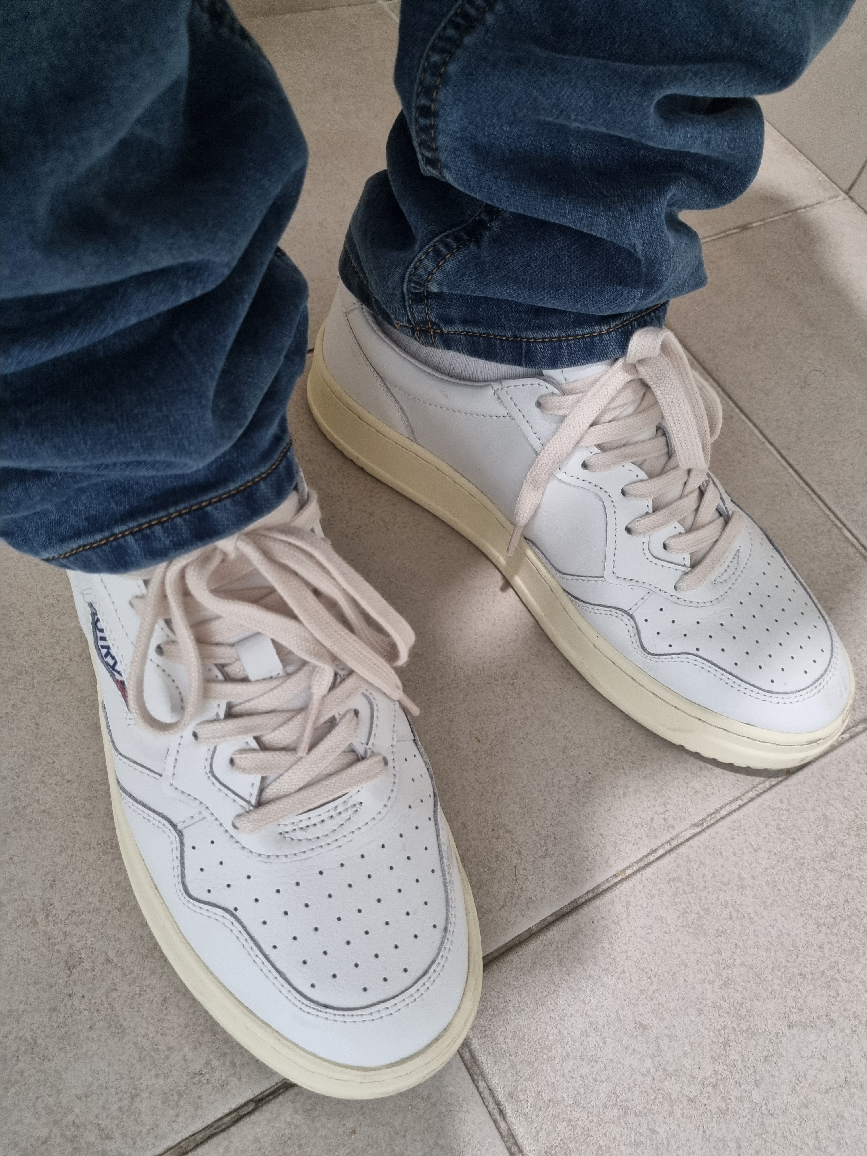 Autry Medalist Low Leather Sneakers White 착용 스타일