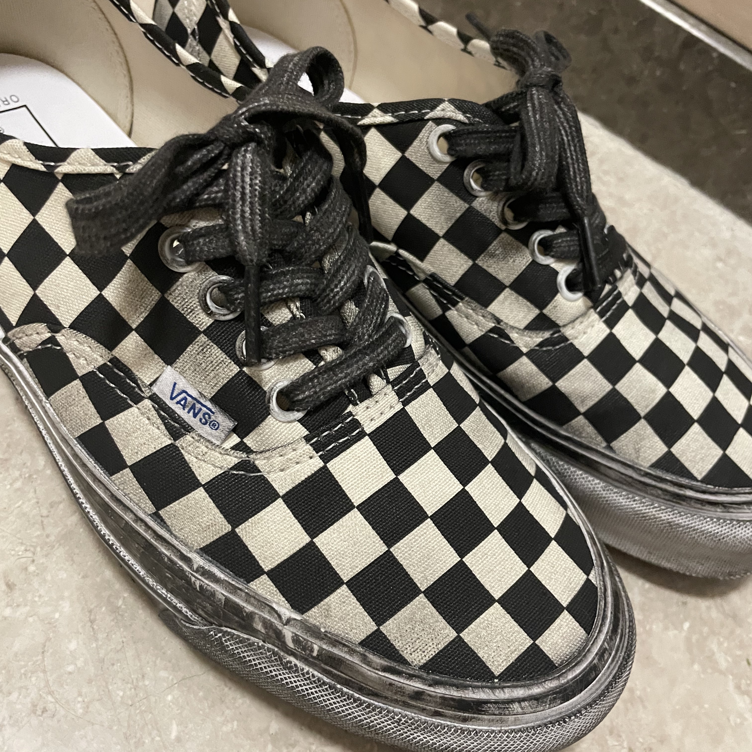 Vans Vault OG Authentic LX Checkerboard Stressed Black 착용 스타일