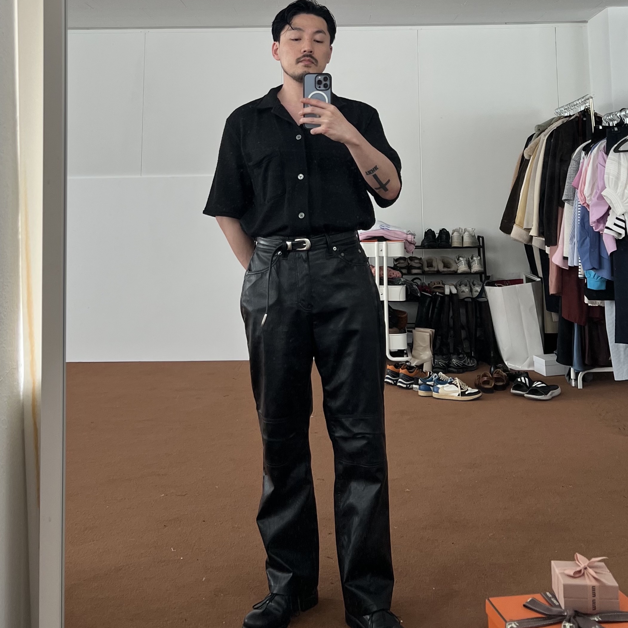Our Legacy Shortsleeve Box Shirt Black Boucle, Our Legacy Belt 2cm Leather Black 착용 스타일