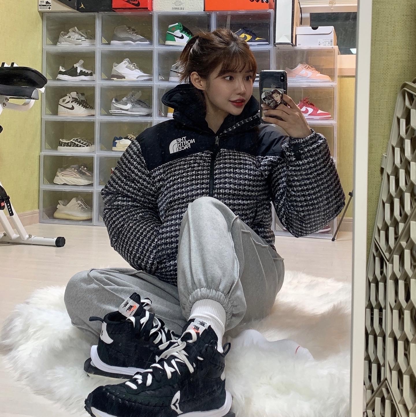 Nike x Sacai x Jean Paul Gaultier VaporWaffle Black White 착용 스타일 - 2