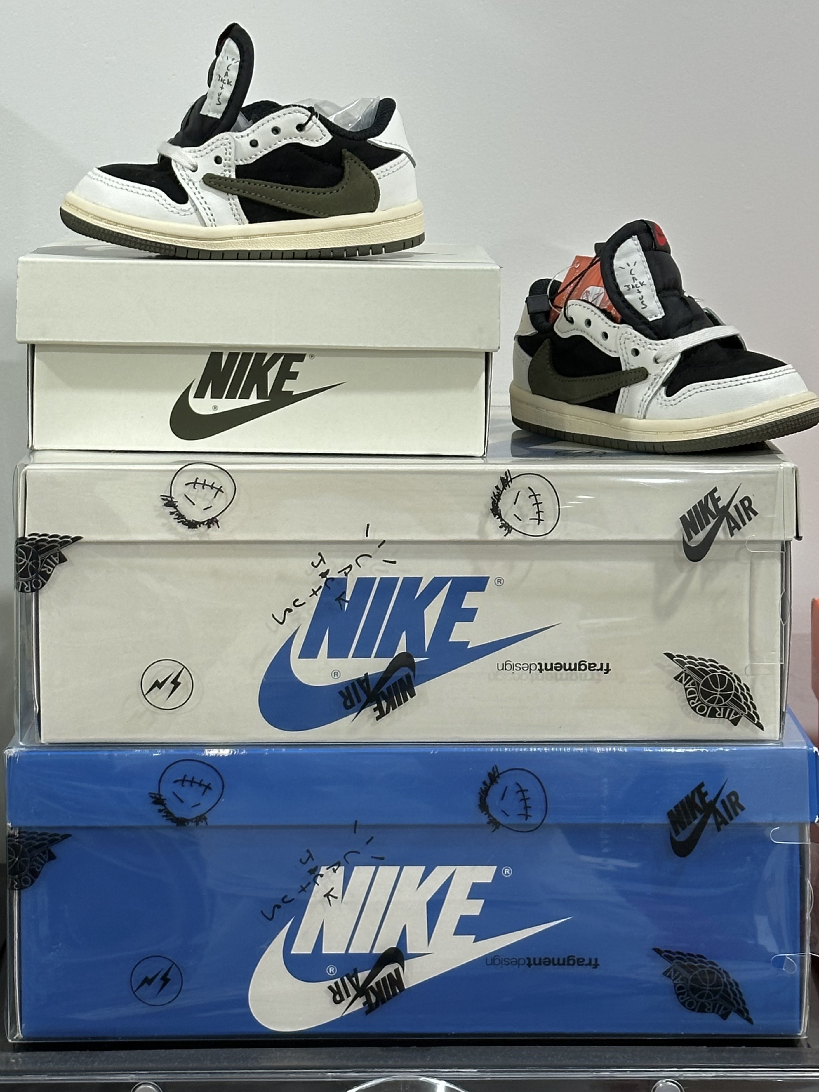 (TD) Jordan 1 x Travis Scott Retro Low OG SP Medium Olive, Jordan 1 x Travis Scott x Fragment Retro Low OG SP Military Blue 착용 스타일 - 1