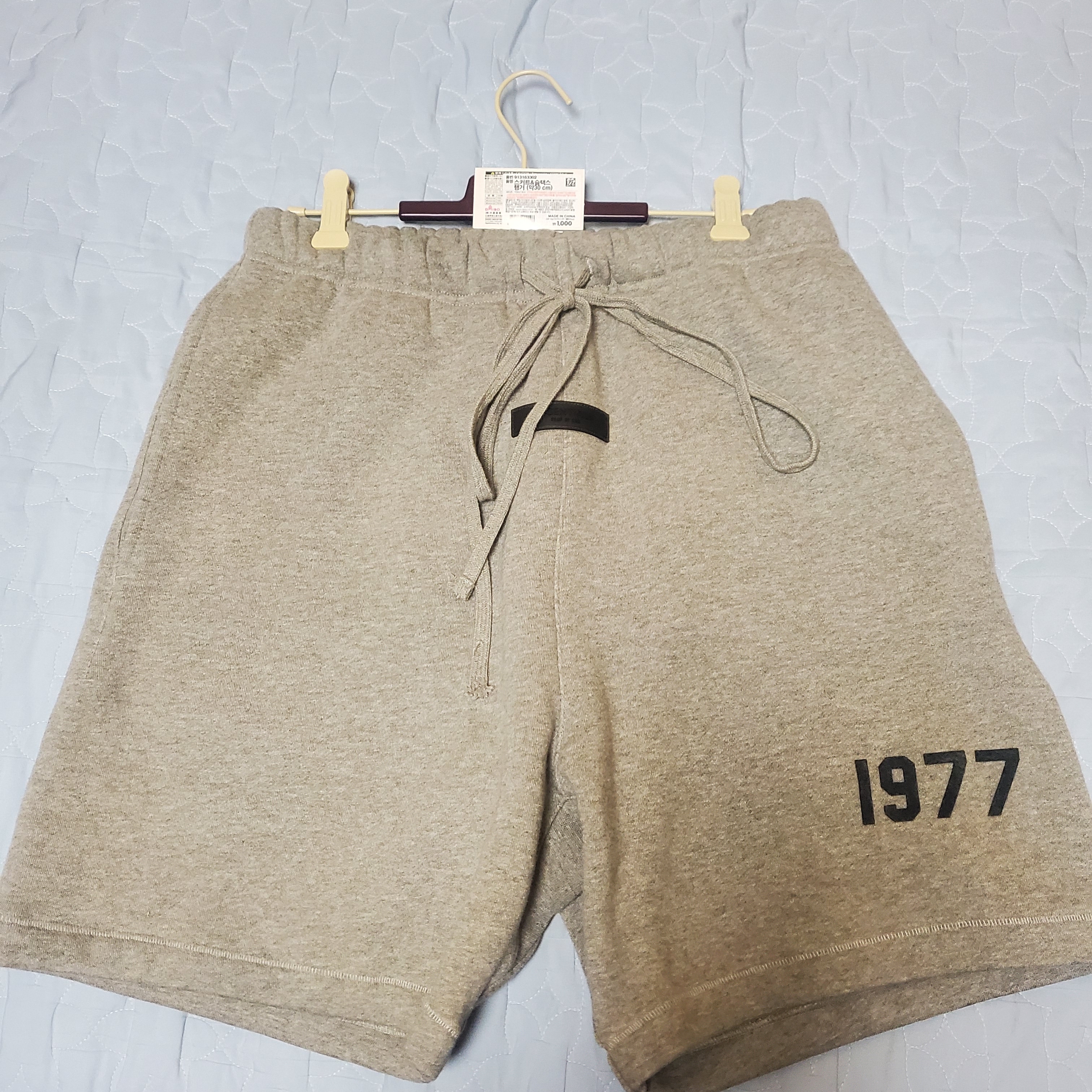 Essentials 1977 Shorts Dark Oatmeal - 22SS 착용 스타일 - 1
