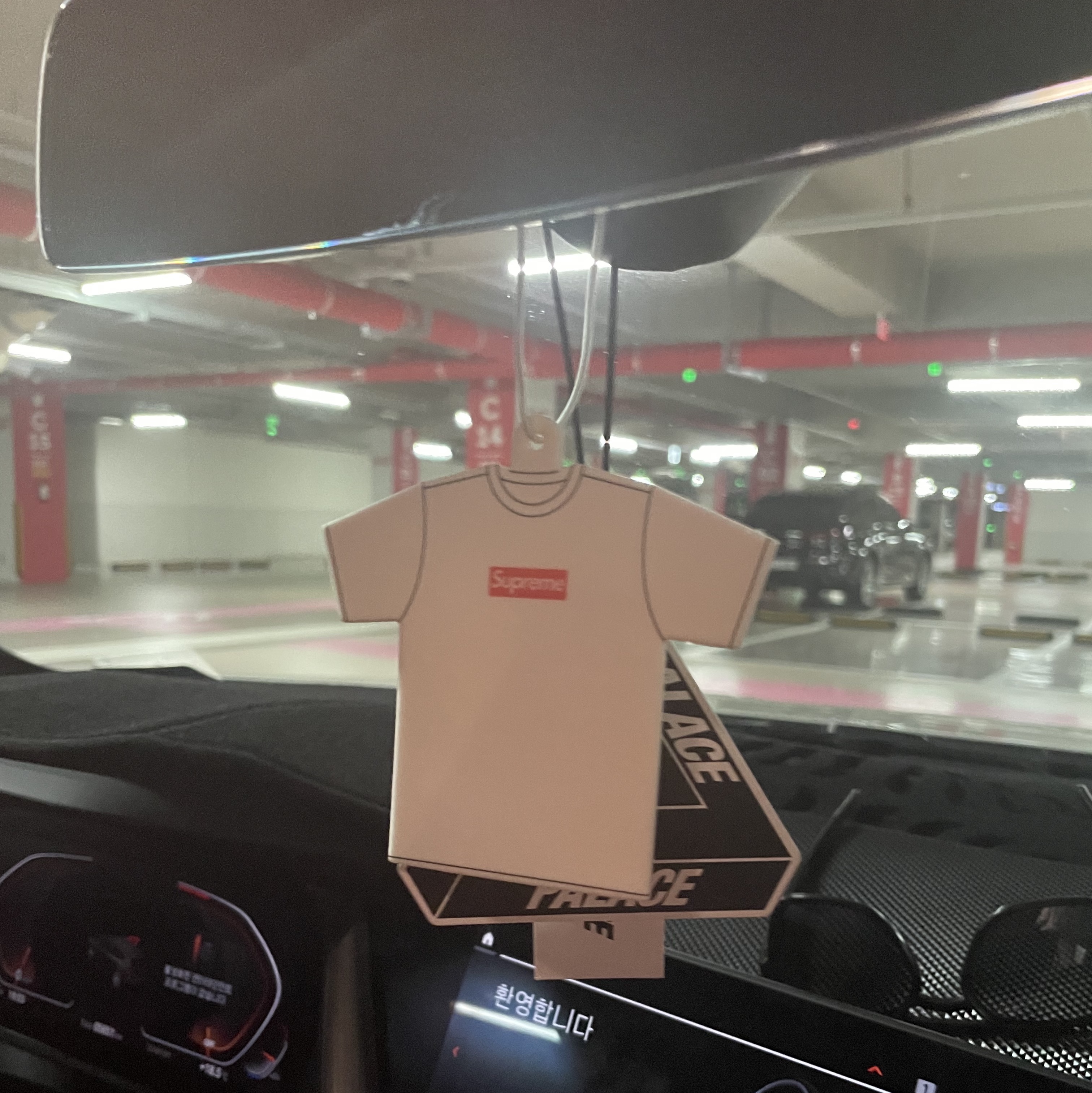Supreme Kuumba T-Shirt Air Freshener White - 22FW 착용 스타일