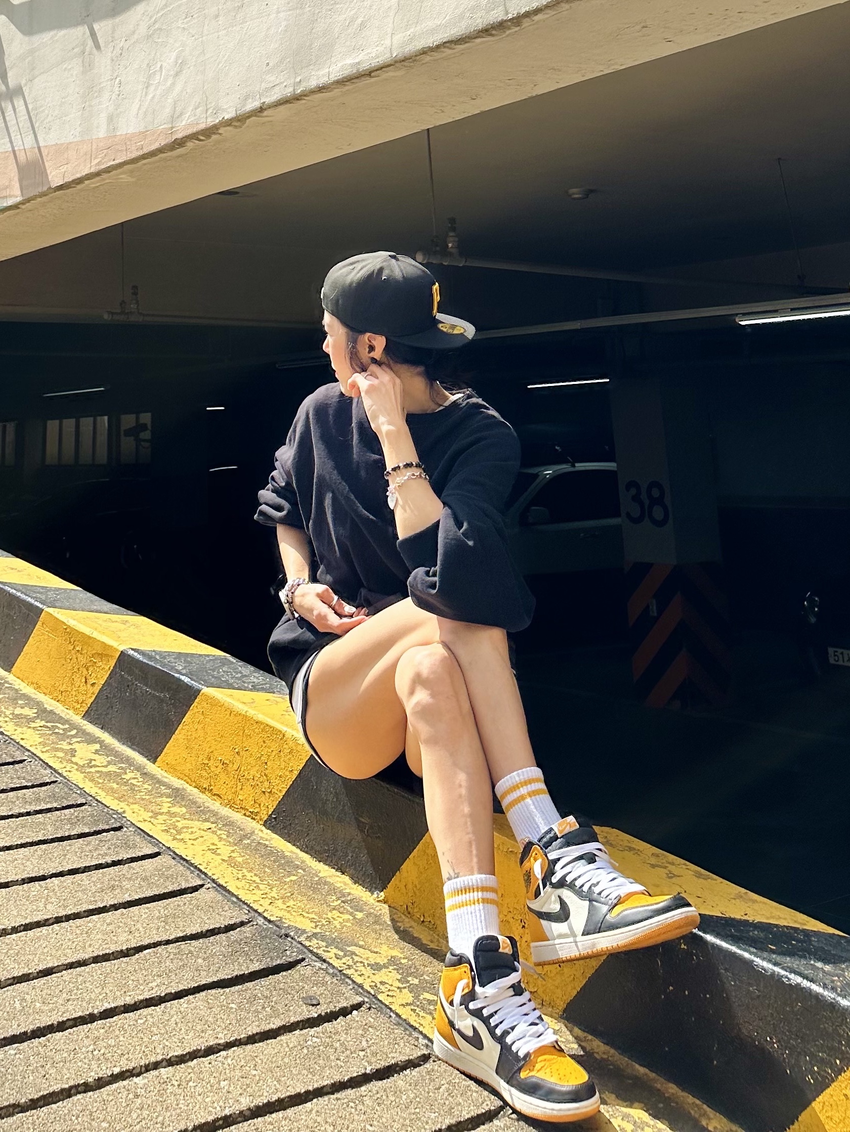 조던 1 레트로 하이 OG 택시, 애플 워치 SE 나이키 44mm GPS 스페이스 그레이 알루미늄 케이스 나이키 스포츠 밴드 앤트러사이트 블랙 (국내 정식 발매 제품) 착용 스타일 - 2