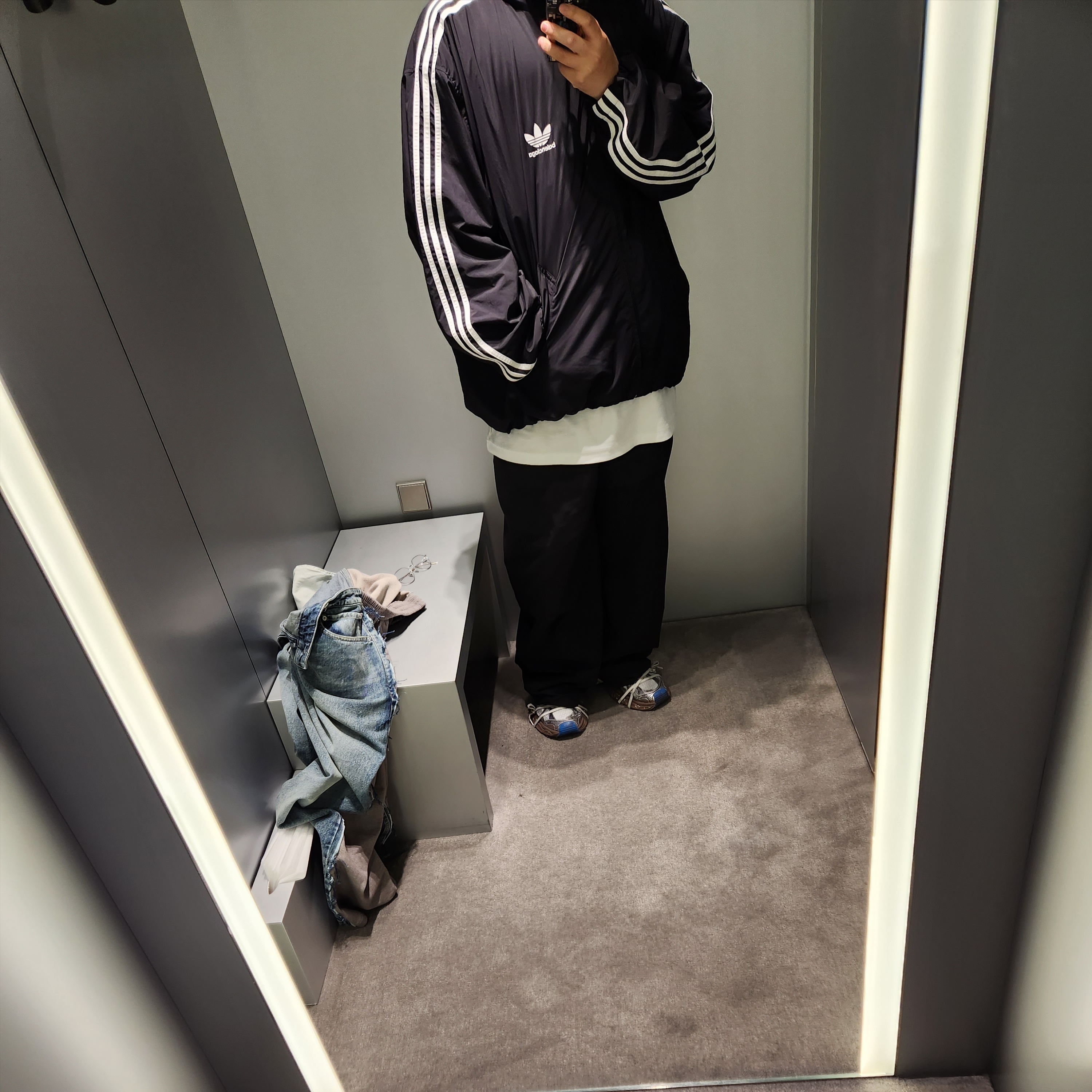 Balenciaga 3XL Sneakers Worn Out Grey White Blue 착용 스타일