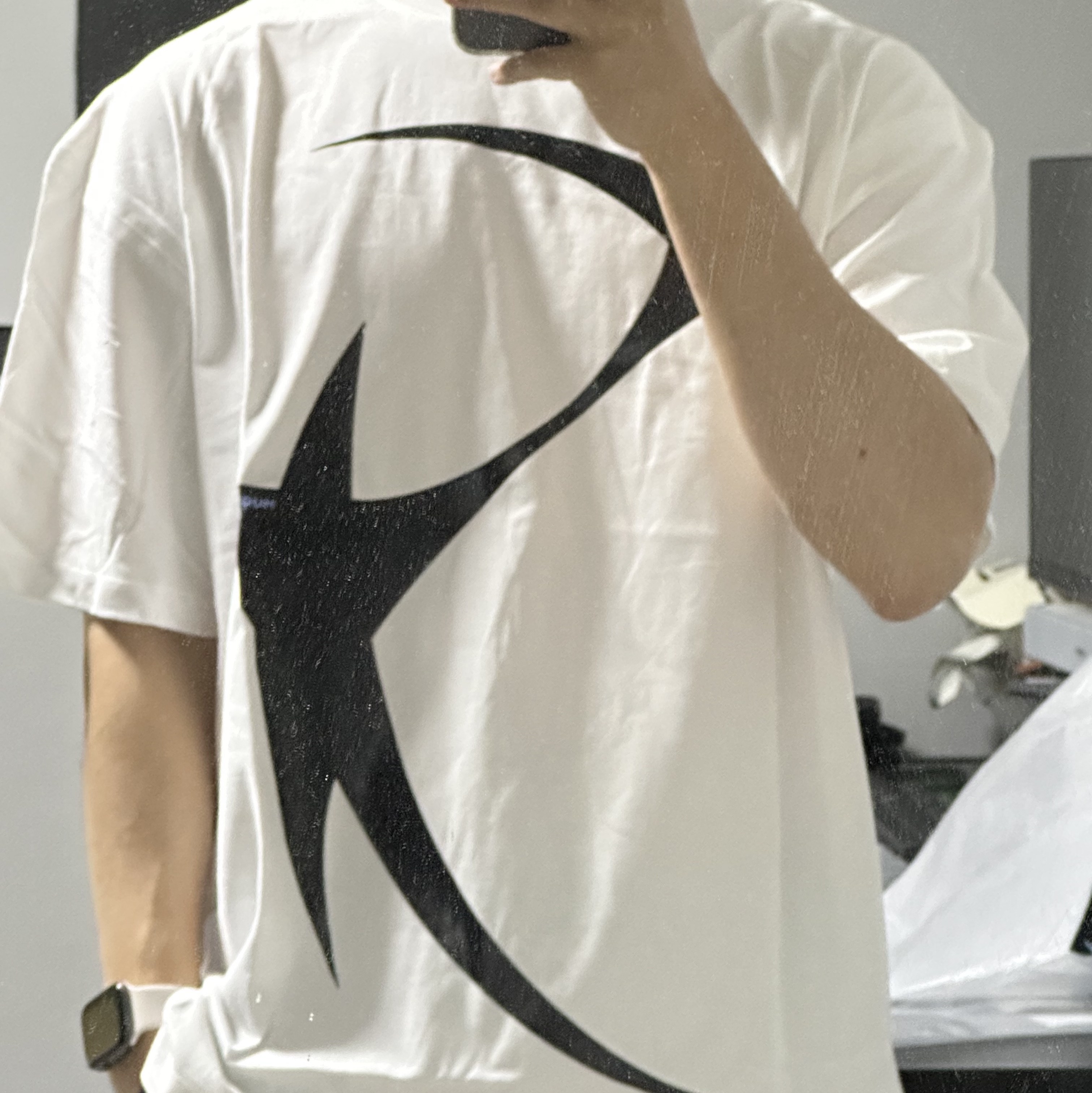 H&M x Mugler Printed T-Shirt White 착용 스타일