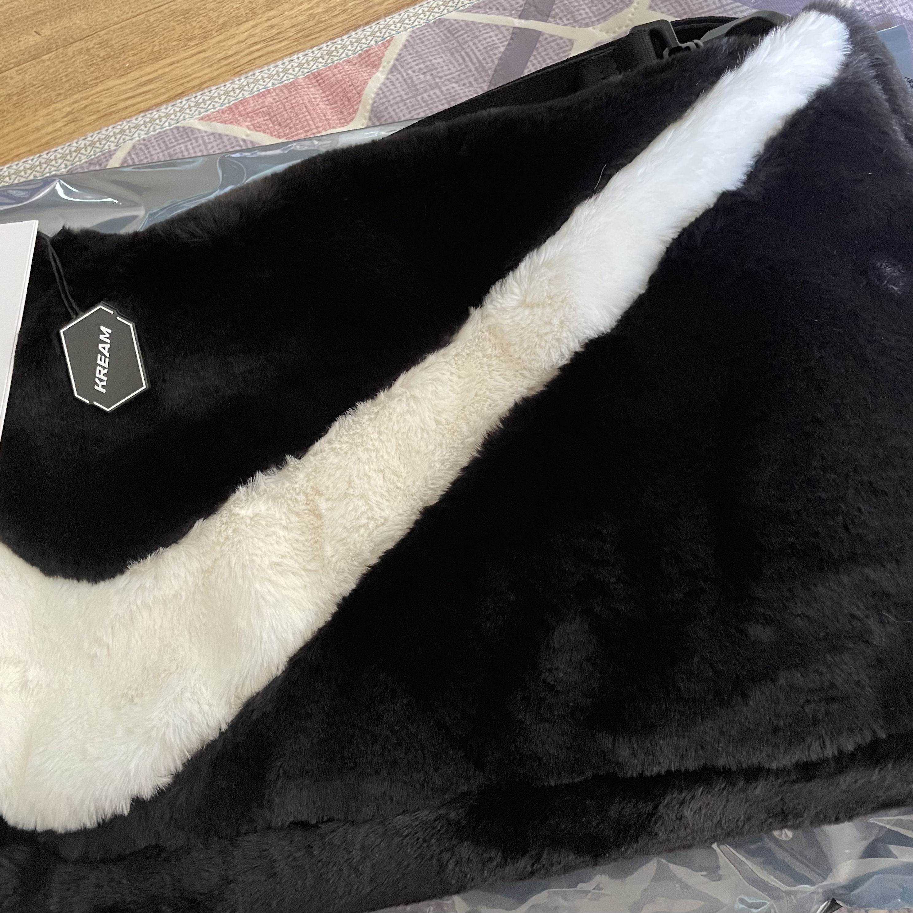 Nike NSW Faux Fur Tote Bag Black 착용 스타일
