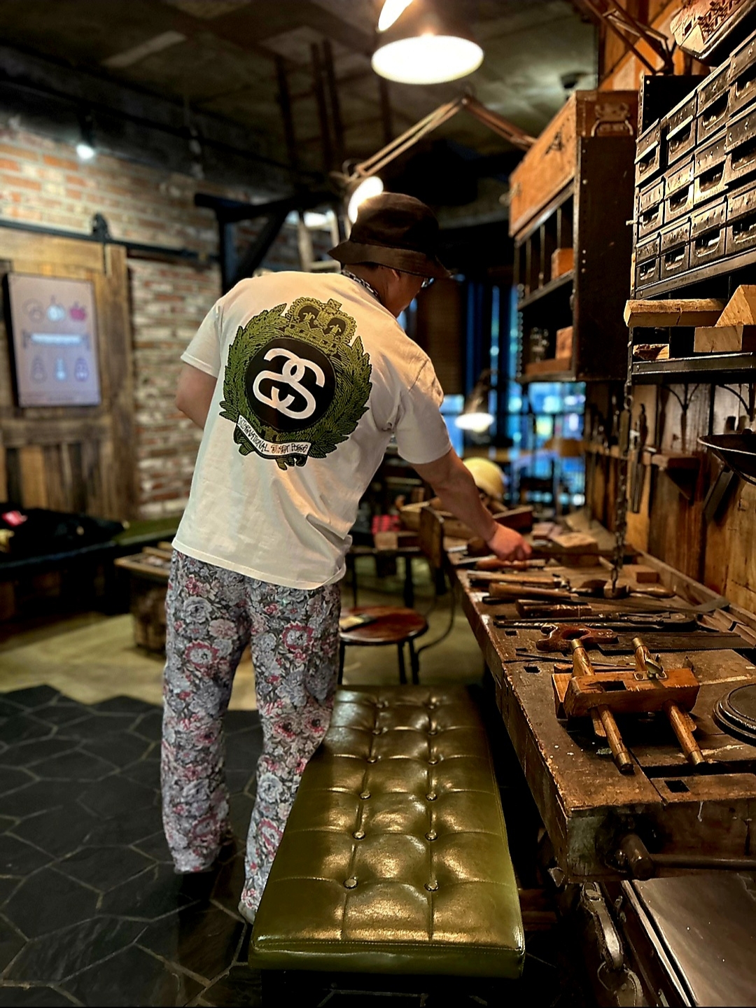 스투시 크라운 리쓰 피그먼트 다이드 티셔츠 내츄럴, 아디다스 이지 폼 러너 믹스 샌드 그레이 착용 스타일 - 2