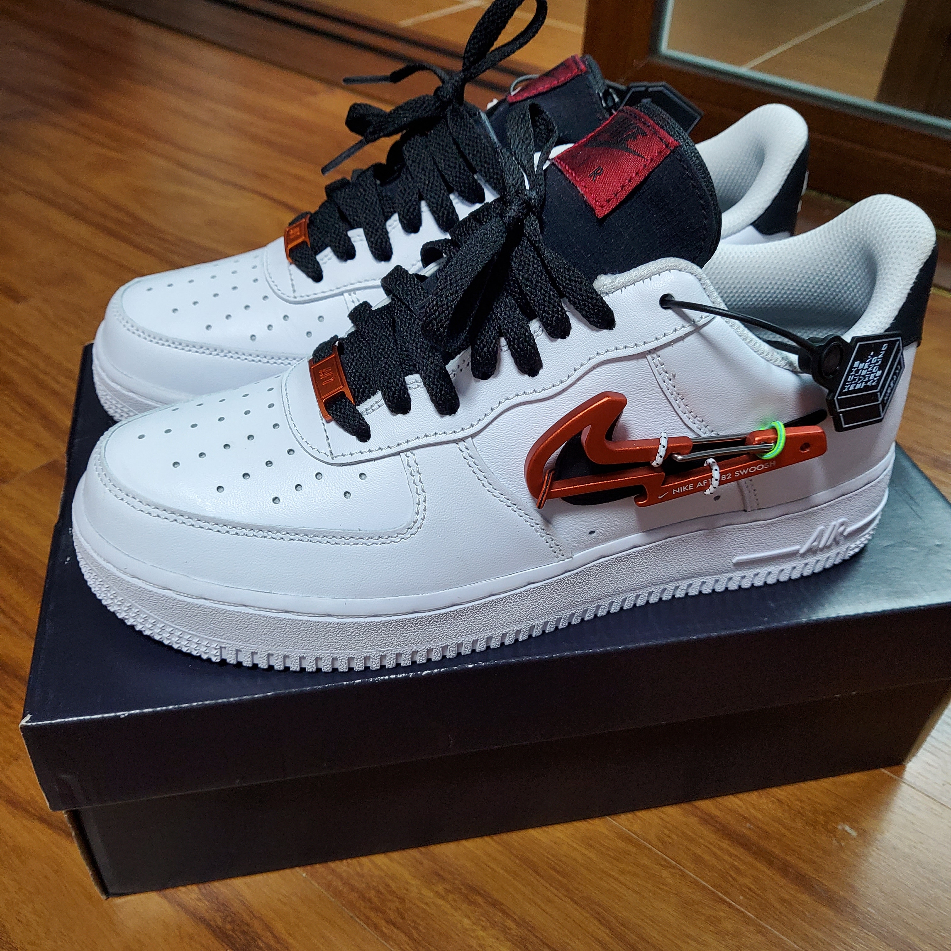 Nike Air Force 1 '07 PRM Carabiner Red 착용 스타일