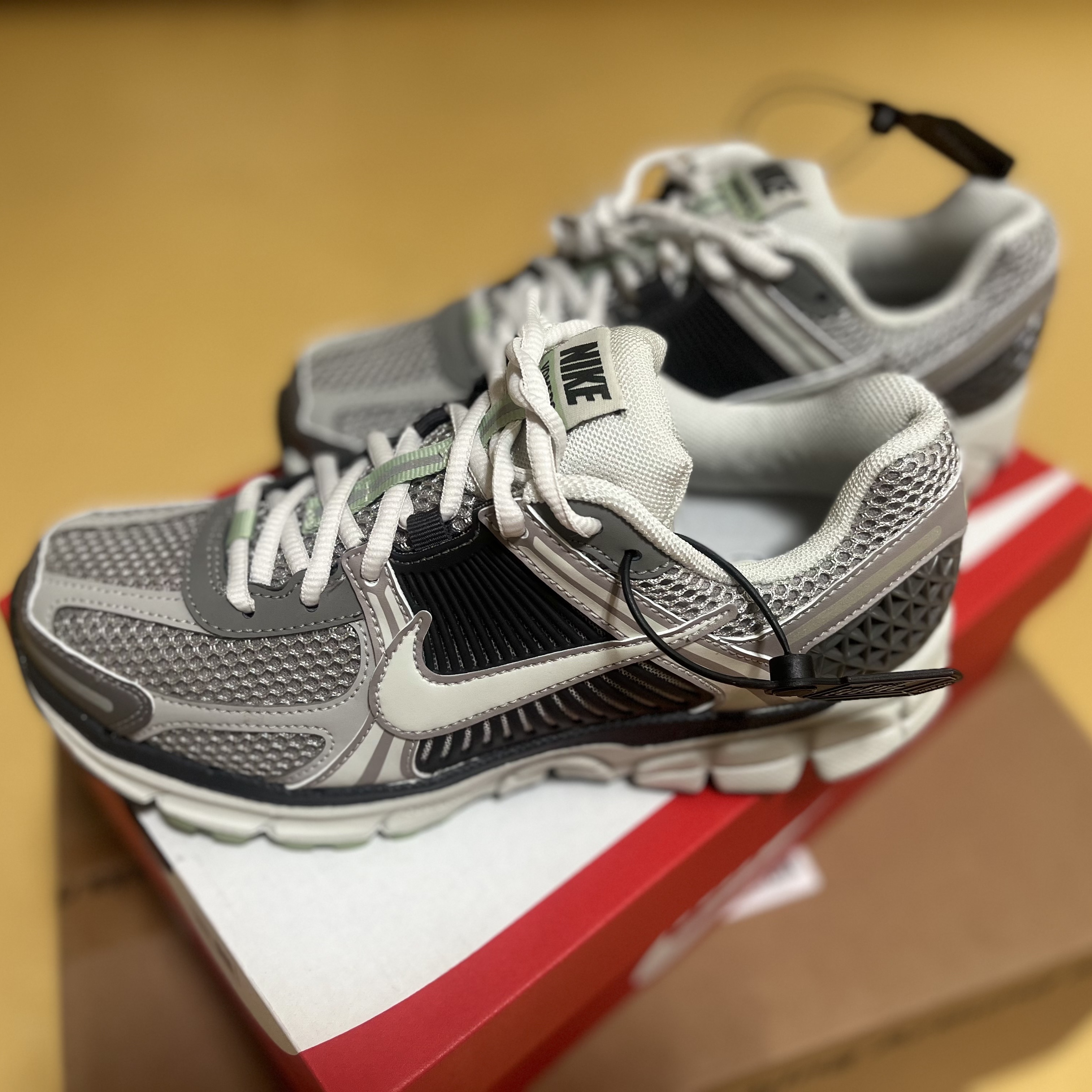 (W) Nike Zoom Vomero 5 Cobblestone and Flat Pewter 착용 스타일 - 3