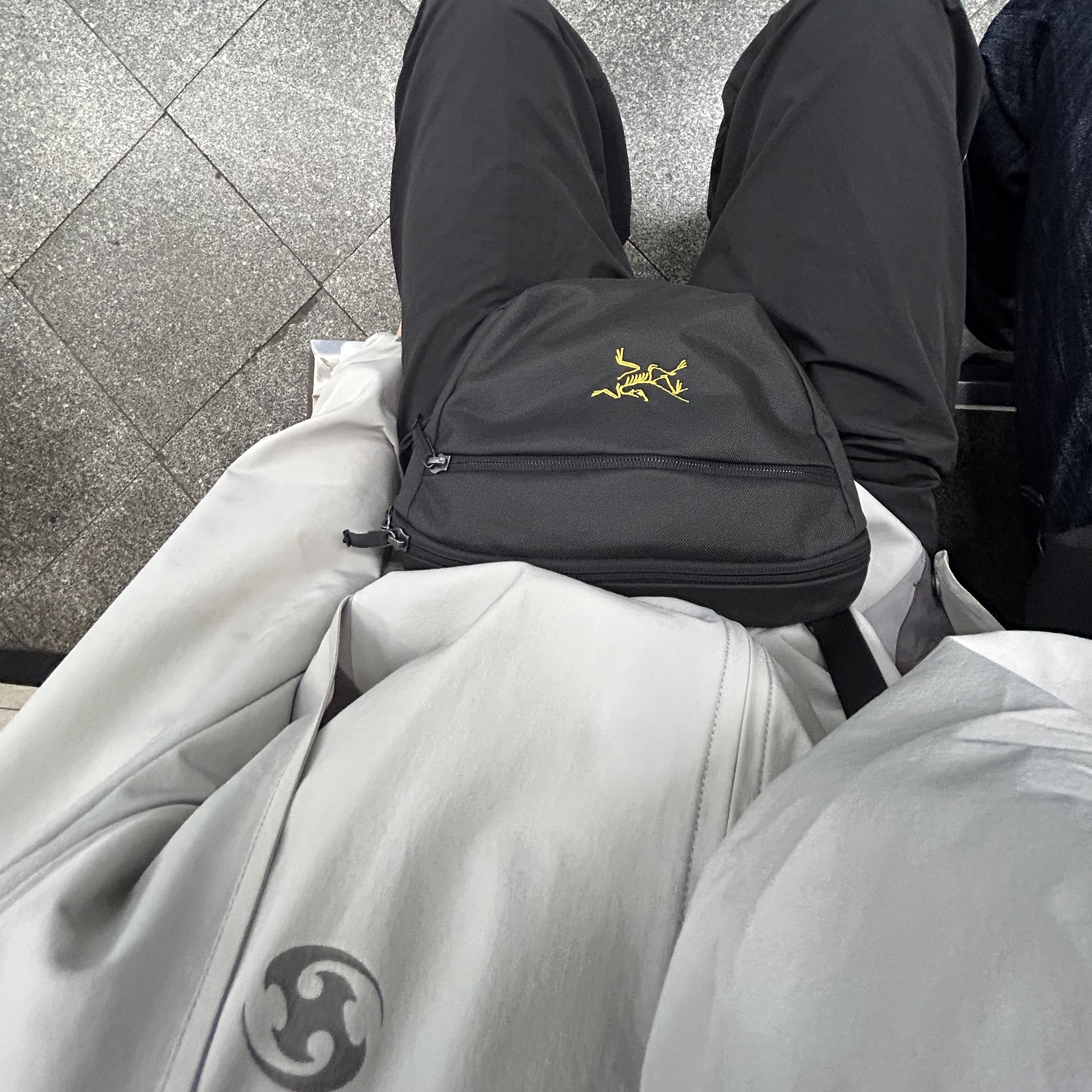 Arc'teryx Mantis 2 Waistpack 24K Black, Sansan Gear Conversion Jacket Grey - 23SS 착용 스타일 - 1