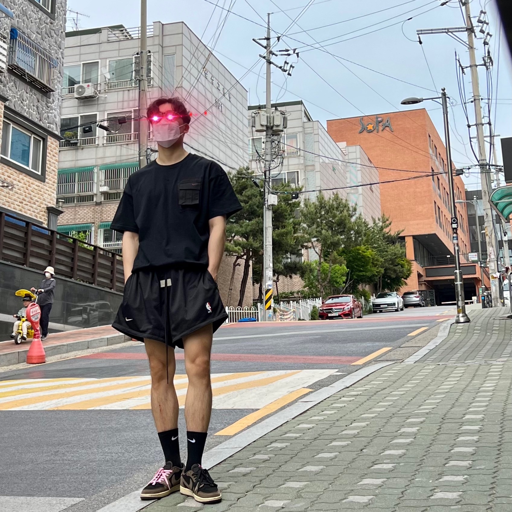 Jordan 1 x Travis Scott Retro Low OG SP Mocha, Nike x Fear of God Basketball Shorts Off Noir 착용 스타일