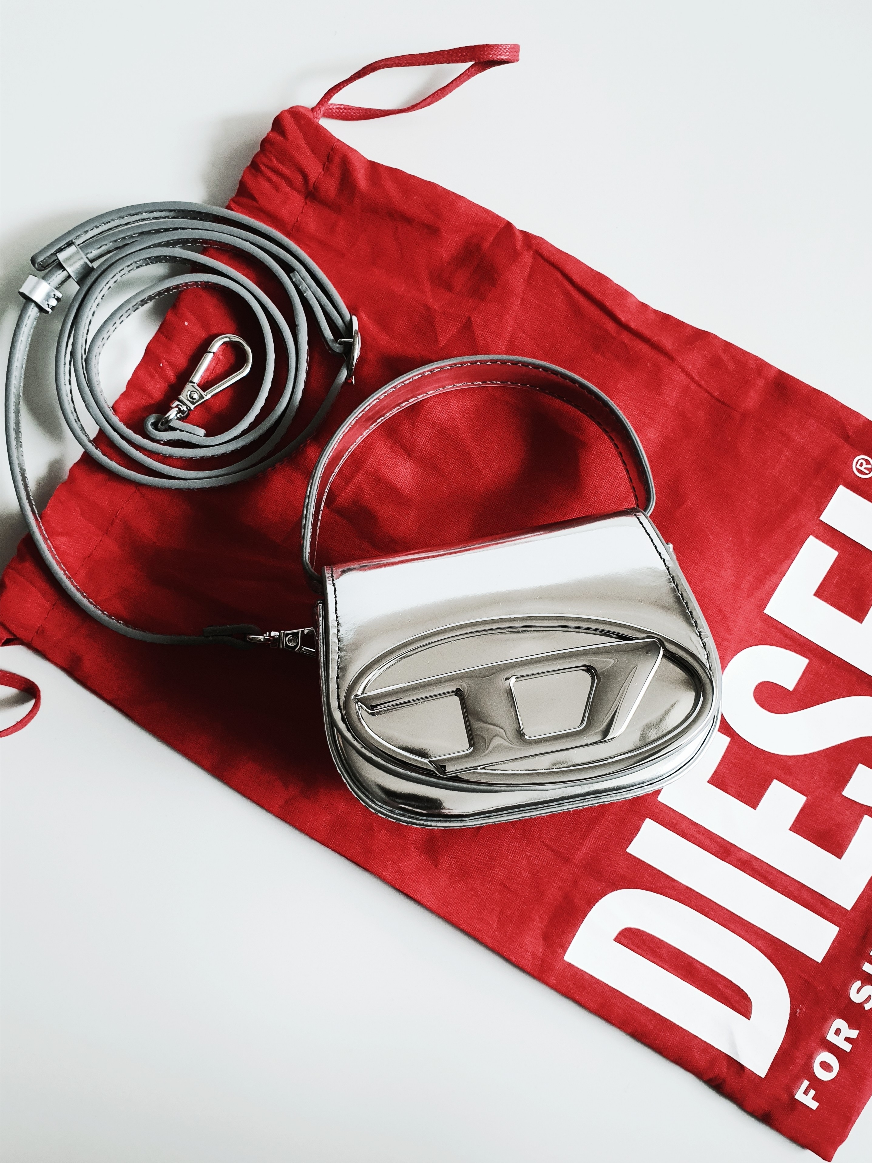 Diesel 1DR Mini Bag in Mirrored Leather Silver 착용 스타일