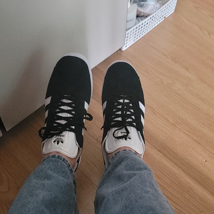 Adidas Gazelle Core Black White 착용 스타일