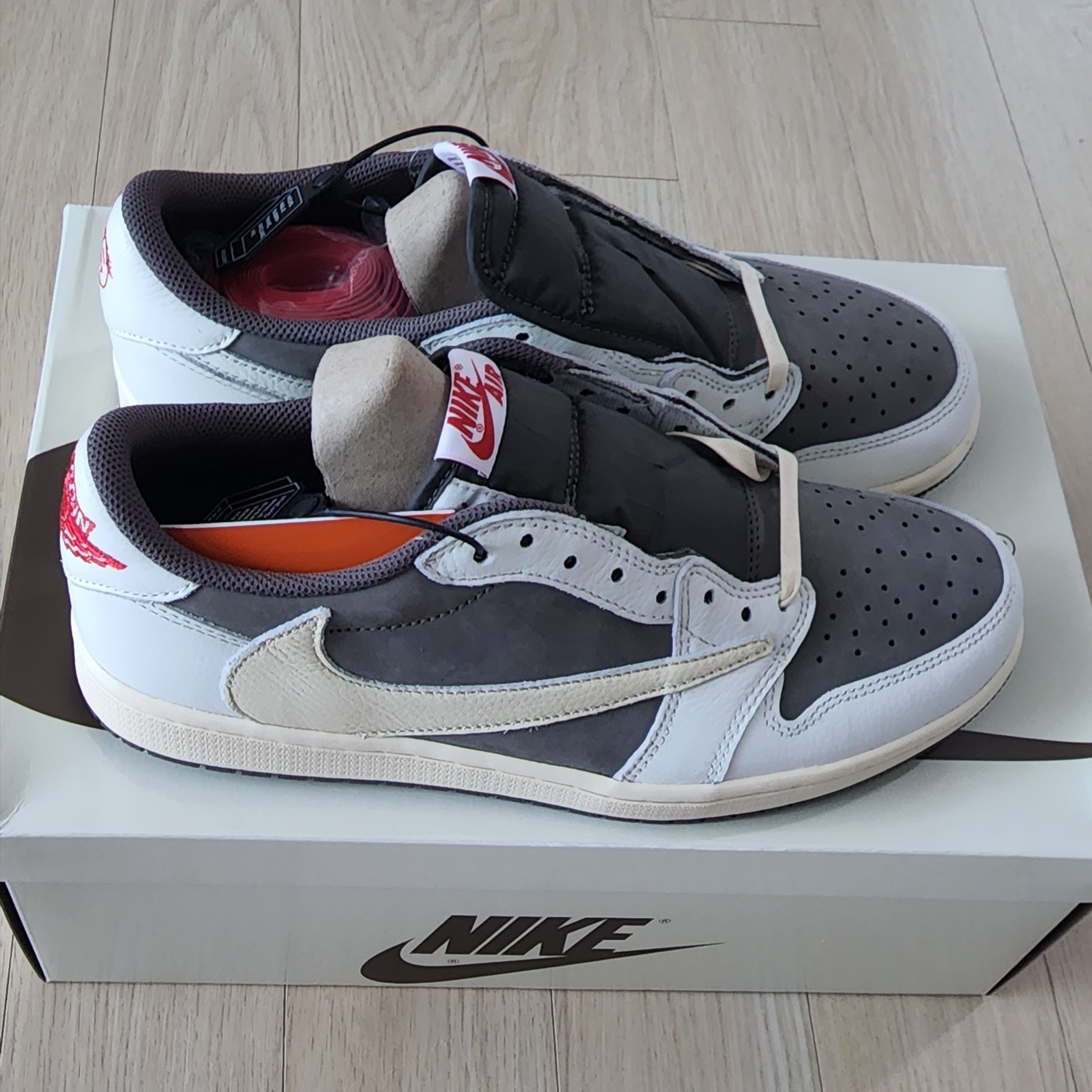 Jordan 1 x Travis Scott Retro Low OG SP Sail and Ridgerock 착용 스타일 - 3