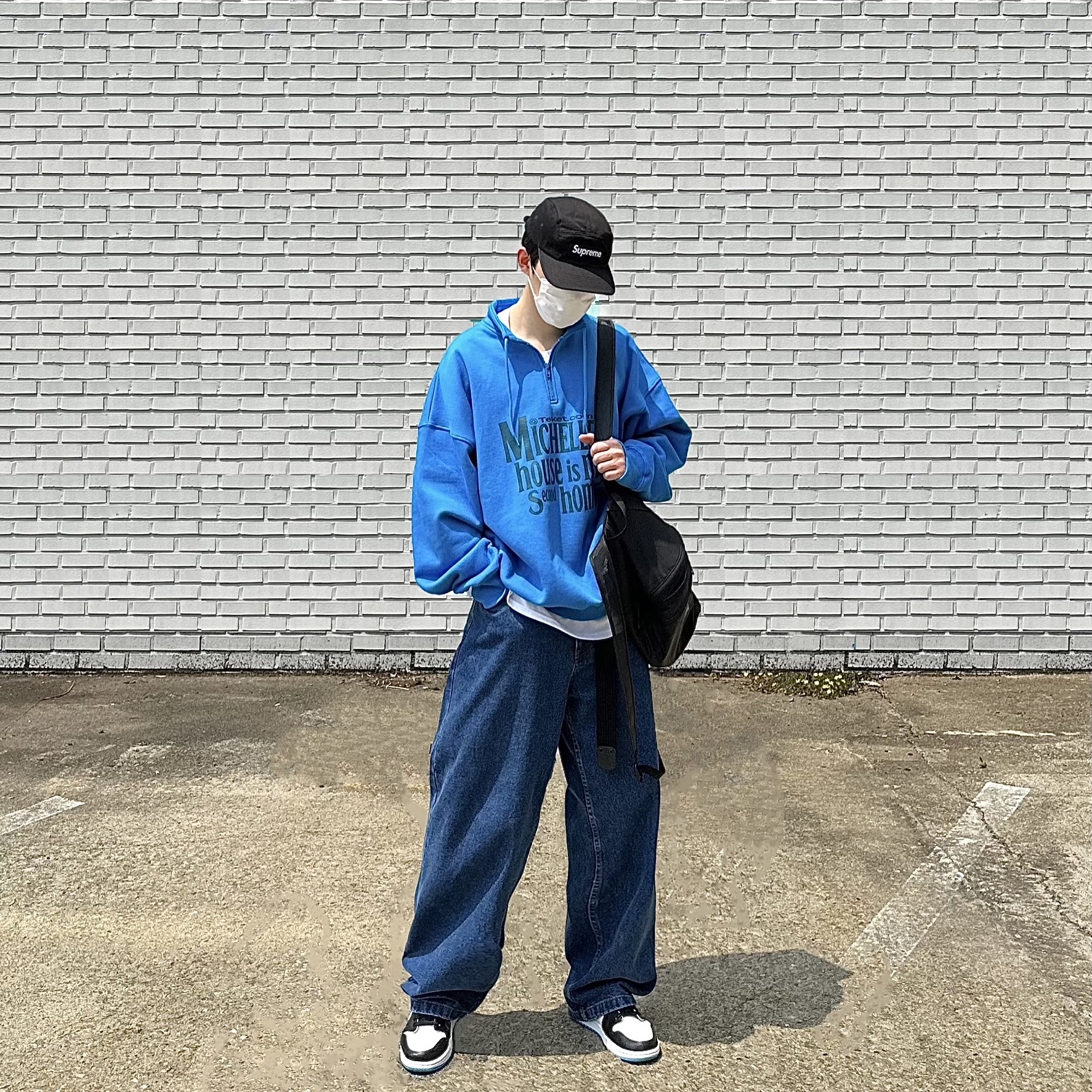 조던 1 레트로 로우 OG 블랙 앤 다크 파우더 블루, 아크테릭스 헬리아드 15 백팩 블랙 착용 스타일 - 1