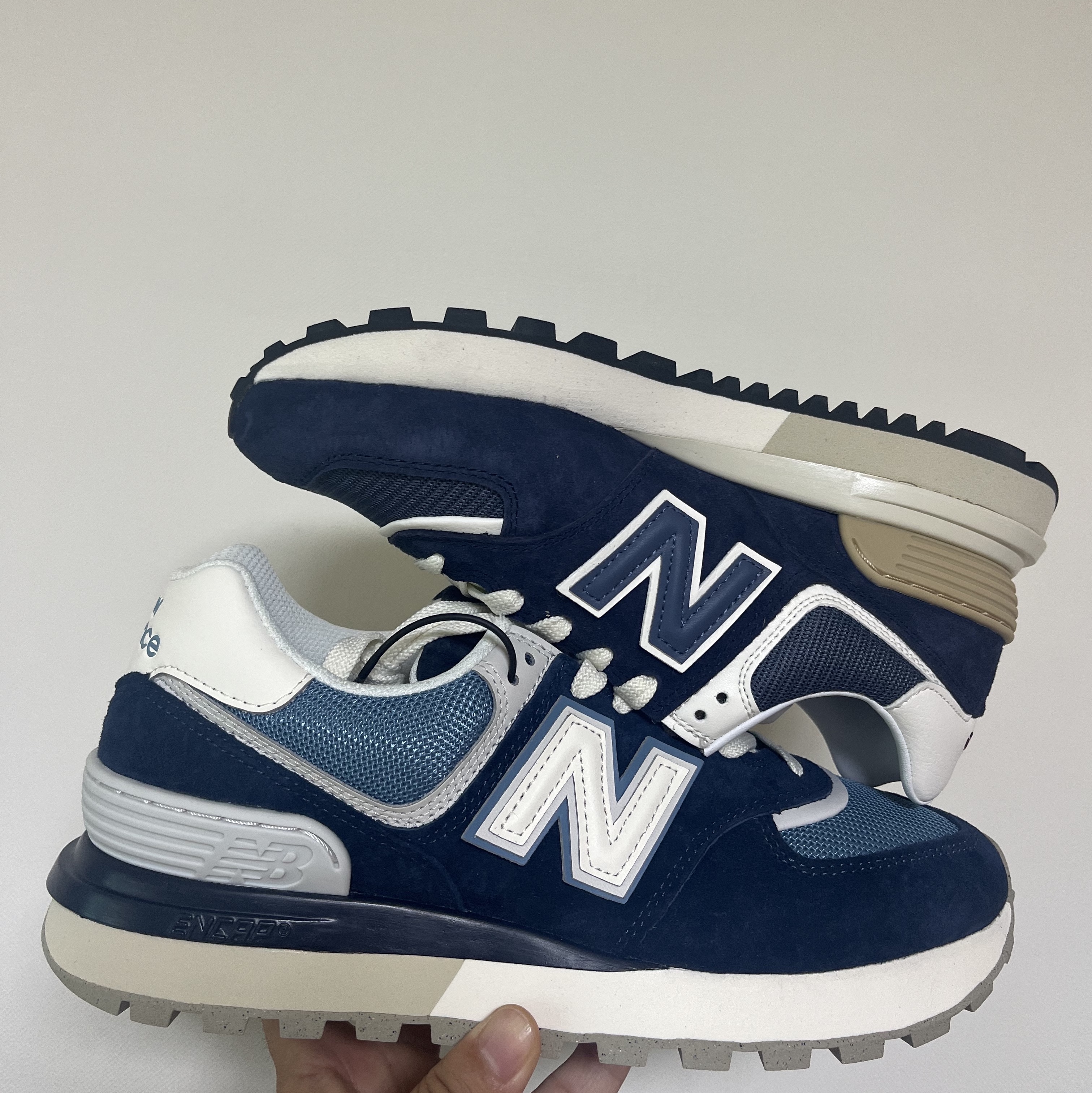 New Balance 574 Legacy Navy, New Balance 574 Legacy Navy Sea Salt 착용 스타일 - 1
