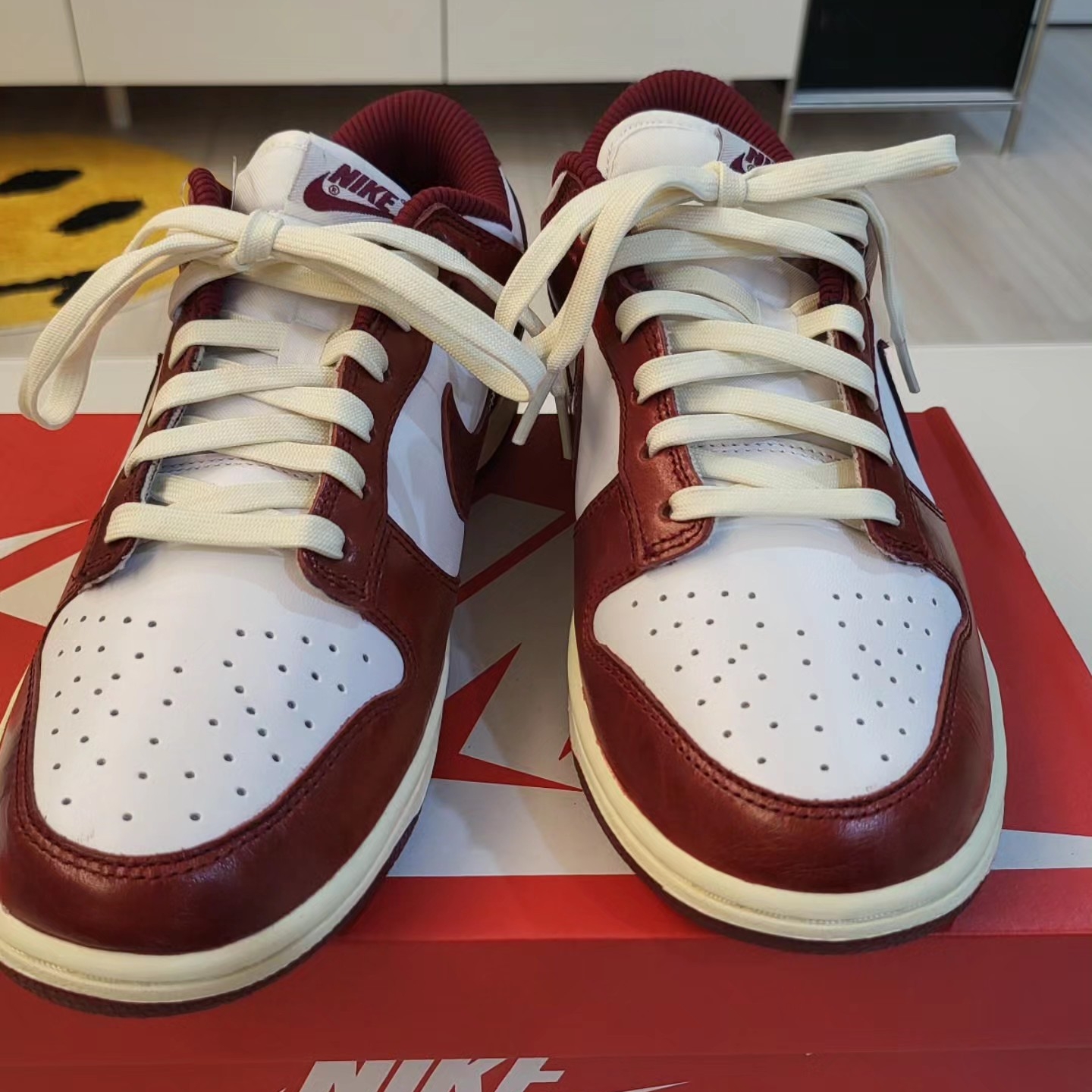(W) Nike Dunk Low Retro PRM Team Red and White 착용 스타일 - 4