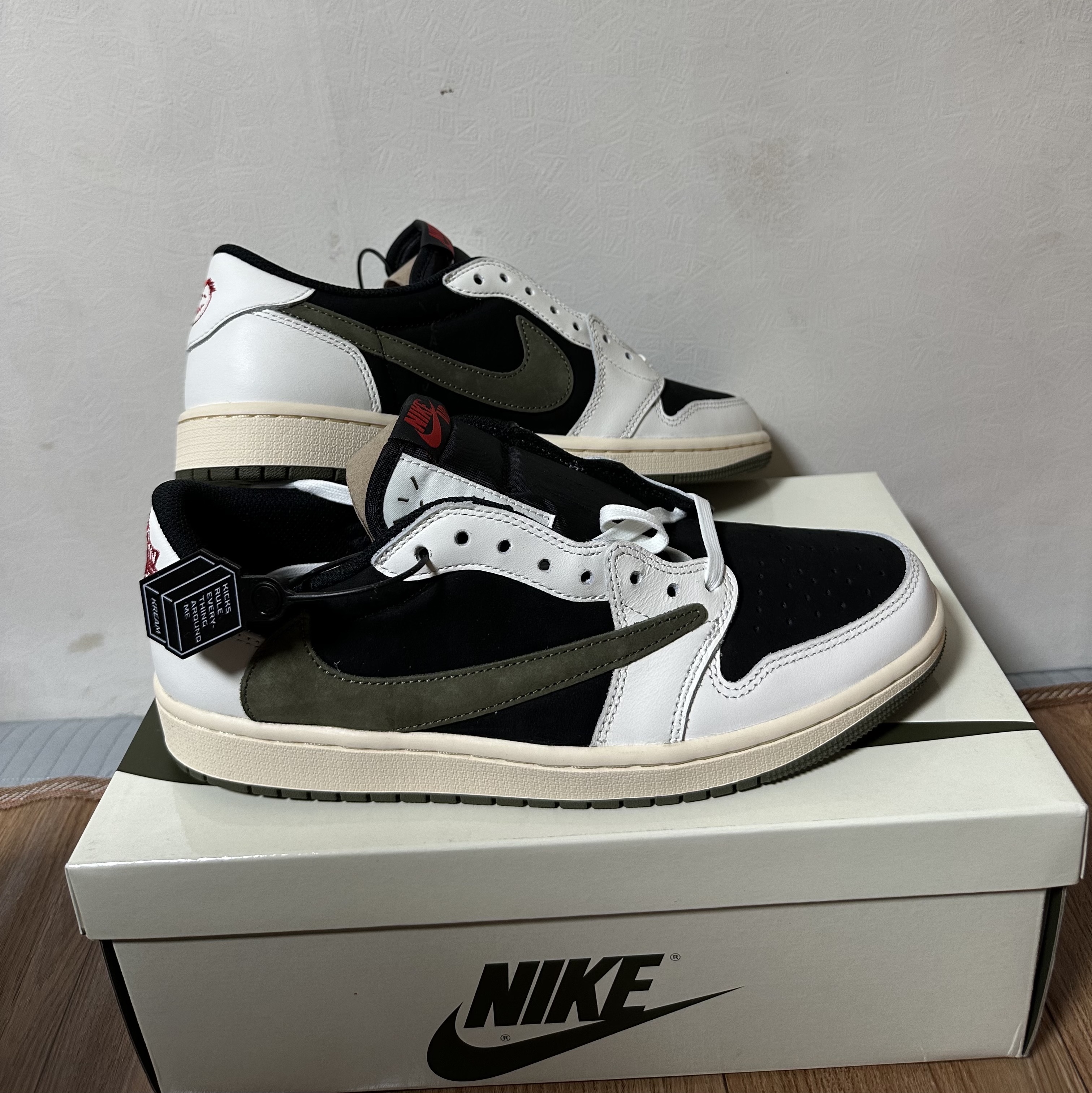 (W) Jordan 1 x Travis Scott Retro Low OG SP Medium Olive 착용 스타일 - 1
