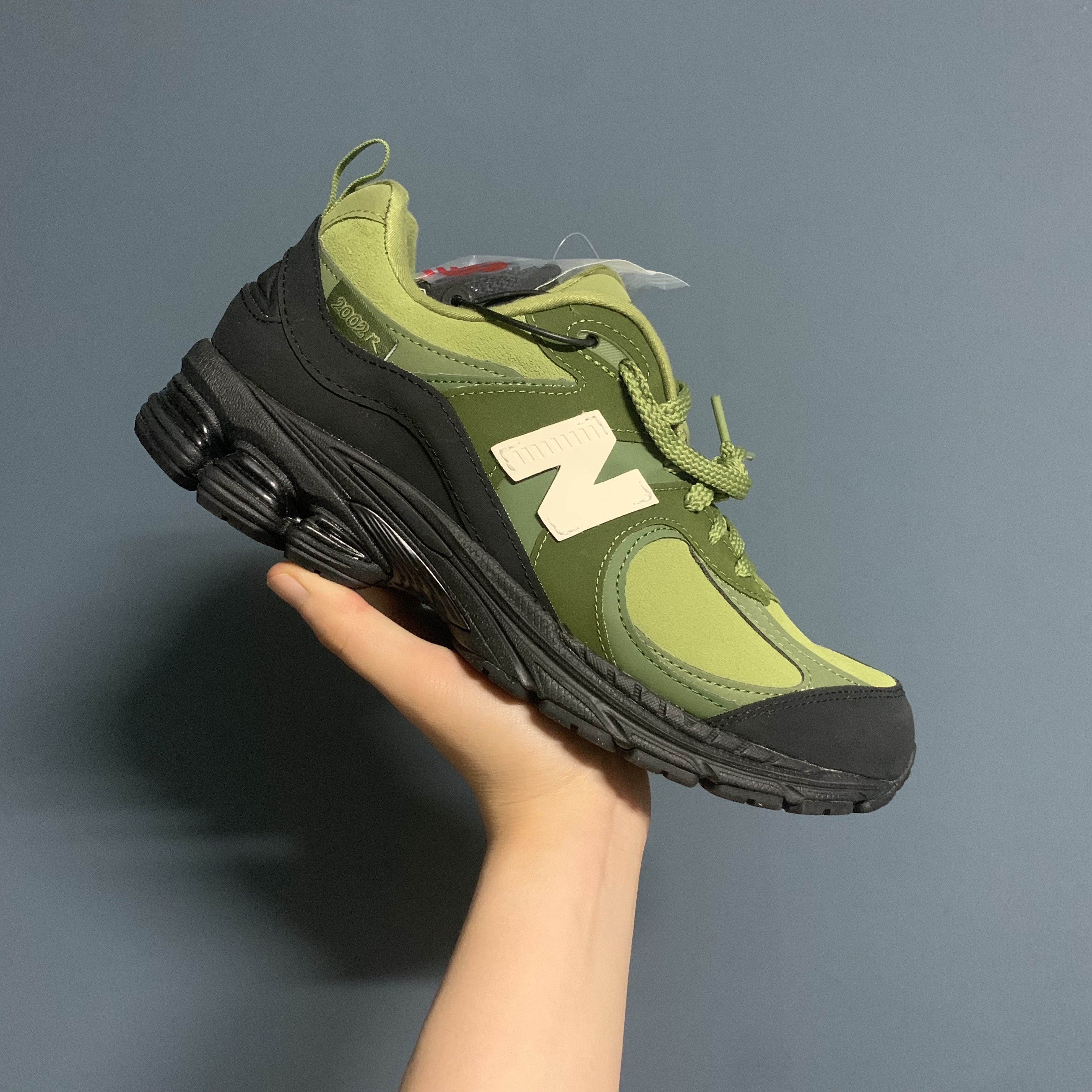 New Balance x The Basement 2002R Moss Green 착용 스타일