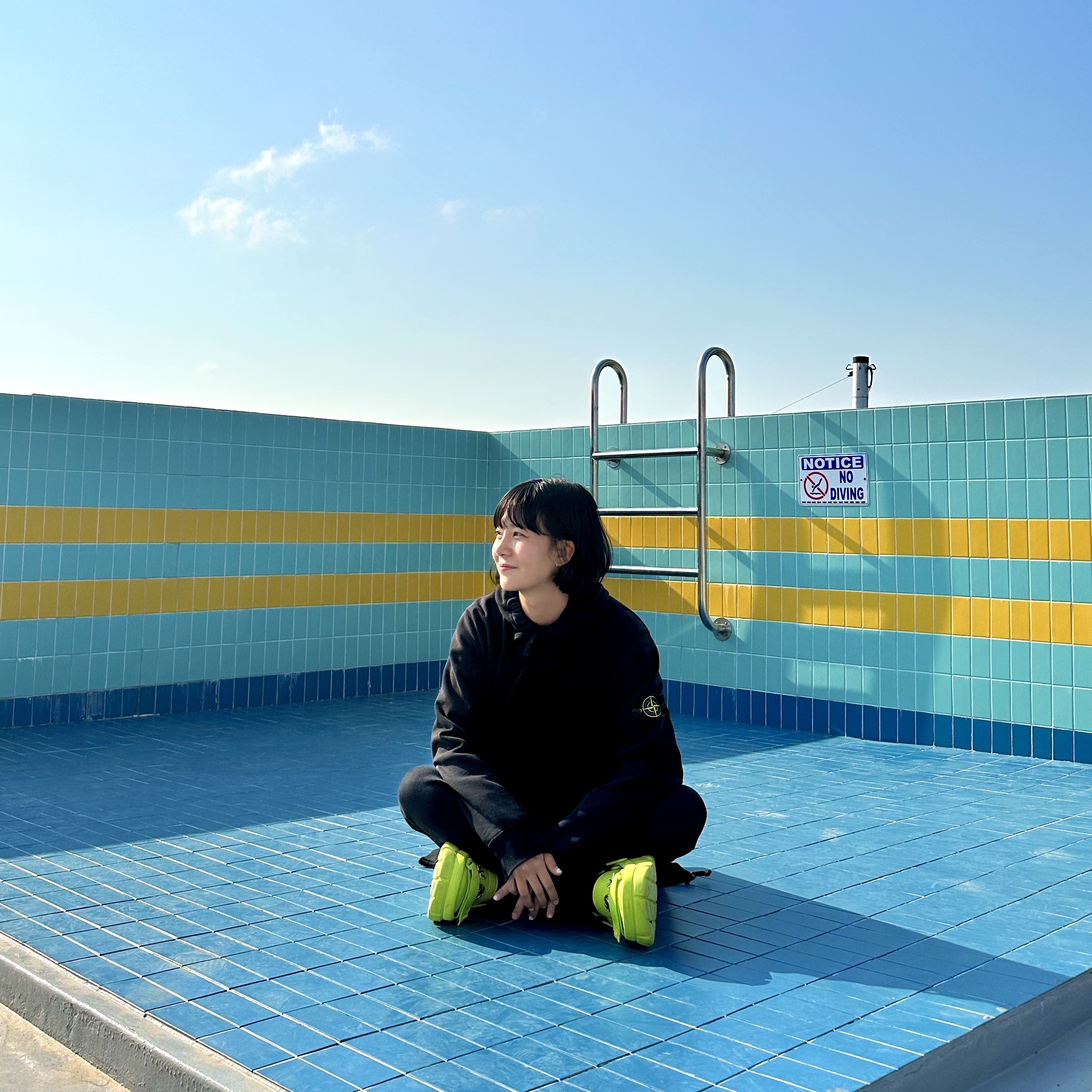 Crocs x Sankuanz Classic Clog Lime Punch, Stone Island 64120 Cotton Fleece Hooded Sweatshirt Navy Blue - 22FW 착용 스타일 - 1