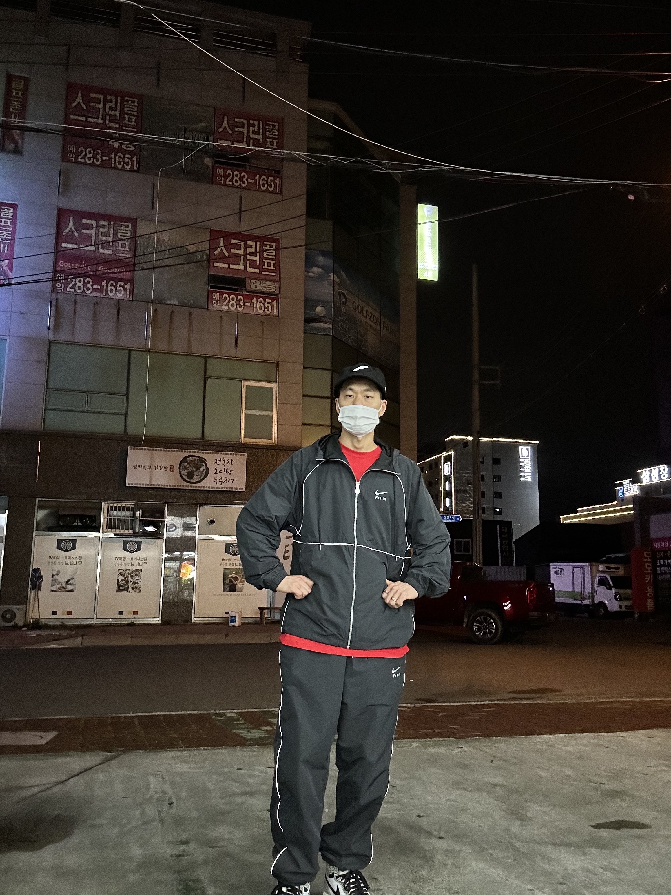 나이키 에어 풀 집 후드 우븐 자켓 블랙 - 아시아, 조던 1 레트로 하이 OG 화이트 시멘트 착용 스타일 - 3