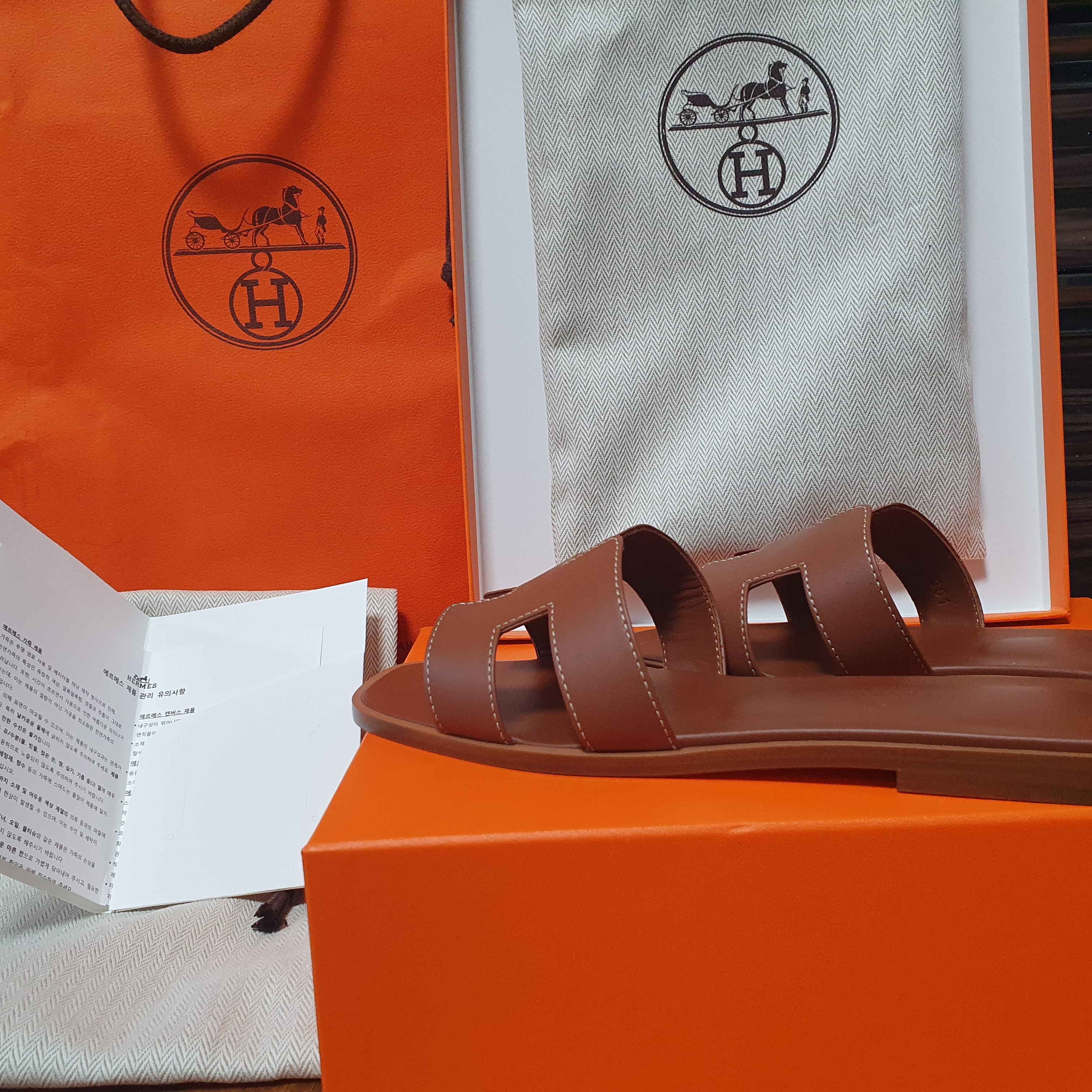 (W) Hermes Oran Sandal Calfskin & Gold Piqures Ecrues 착용 스타일