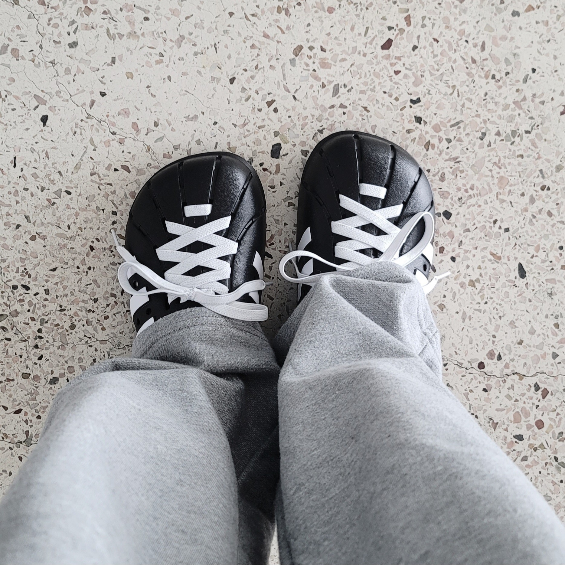 Adidas Adilette Clog Black White 착용 스타일