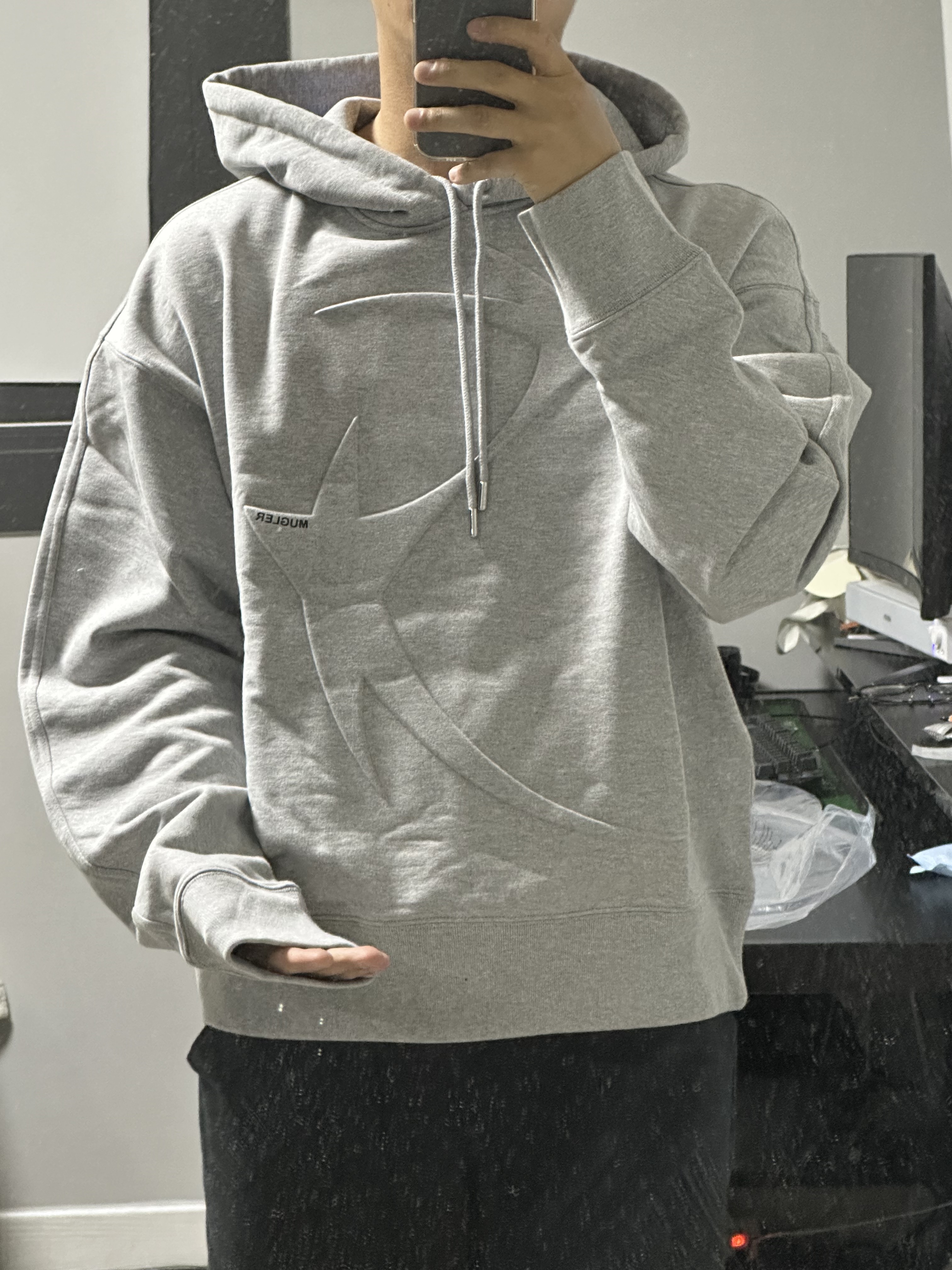 H&M x Mugler Star Motif Hoodie Light Gray Melange 착용 스타일 - 2