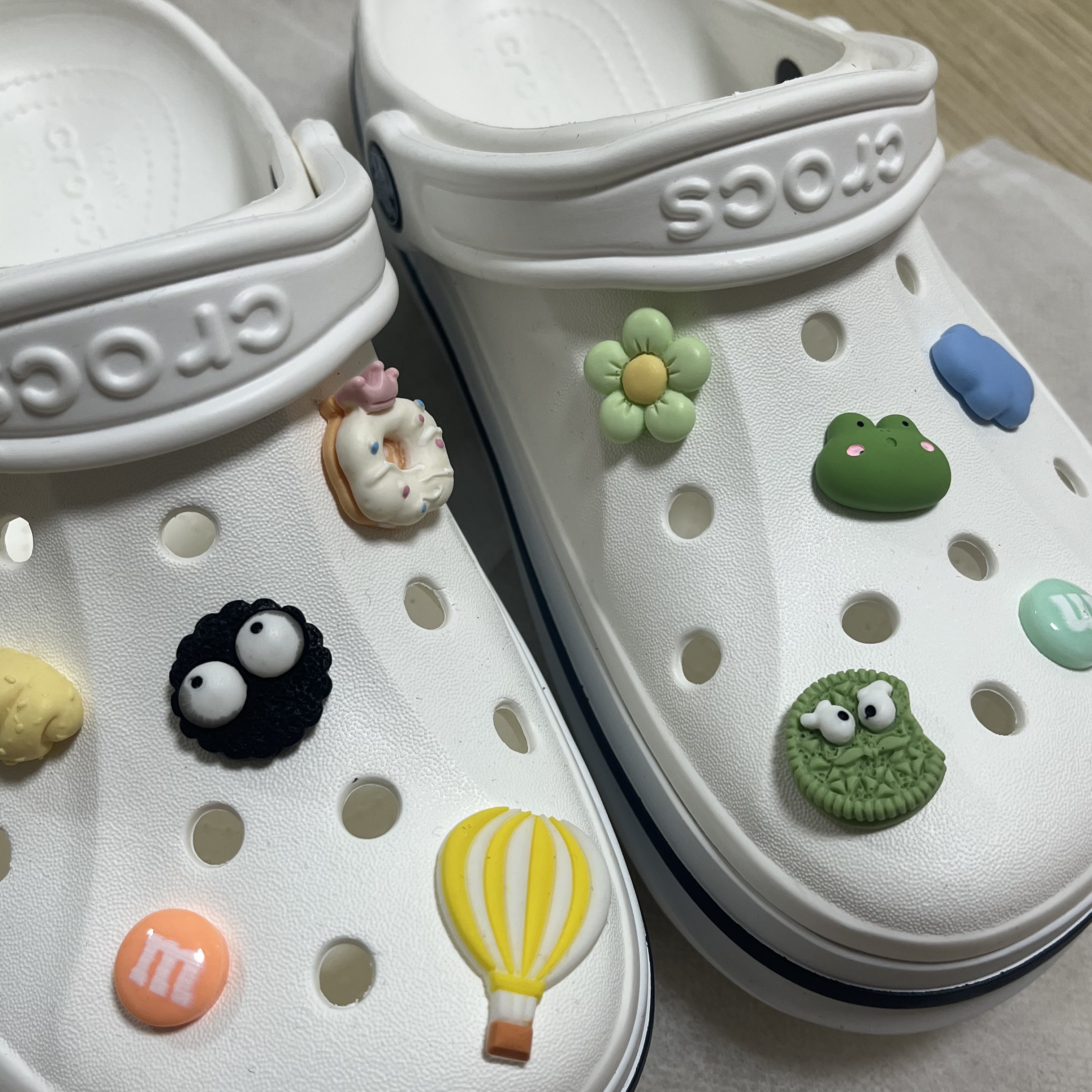 Crocs Bayaband Clog White Navy 착용 스타일 - 2