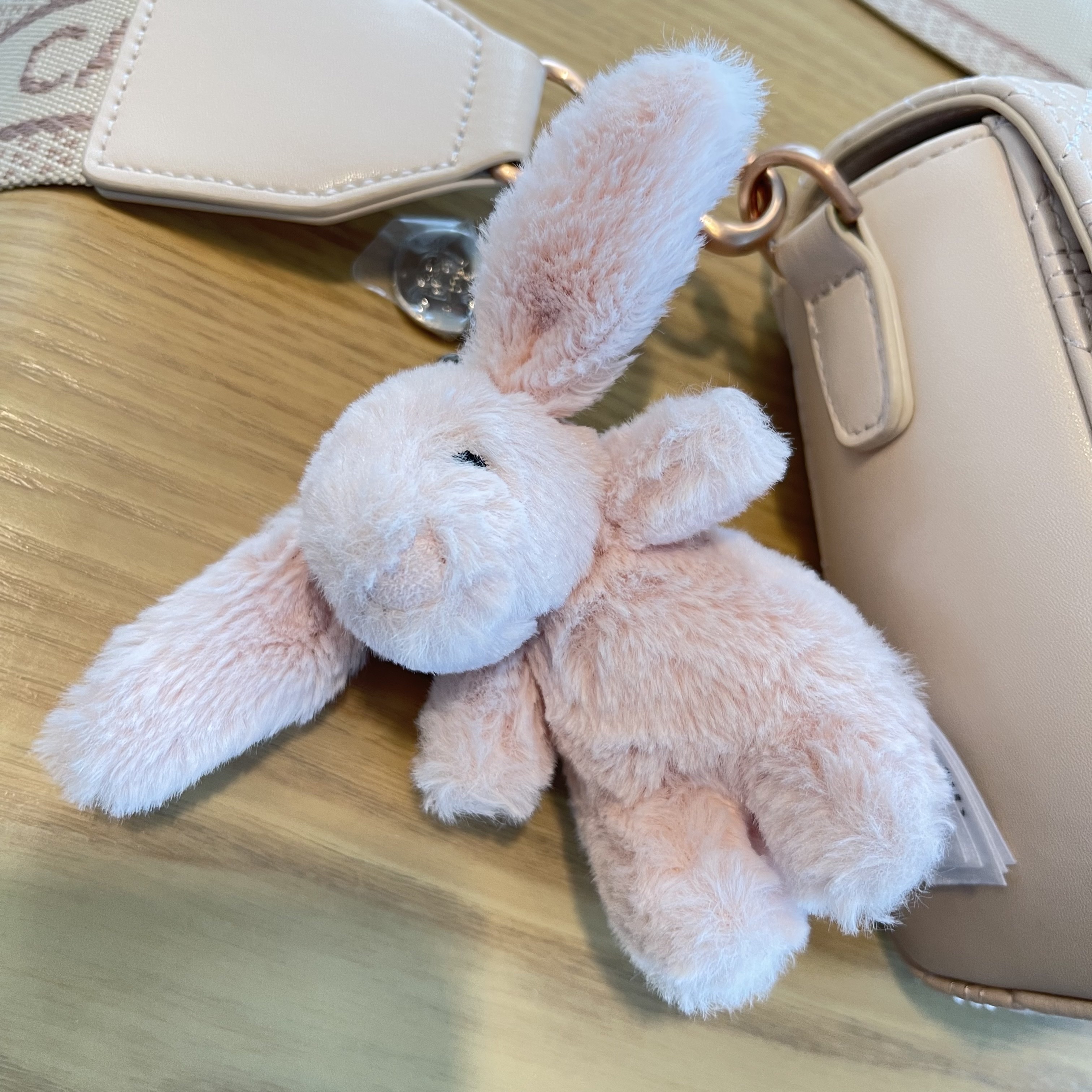 Jellycat Bashful Bunny Bag Charm Blush 착용 스타일 - 2