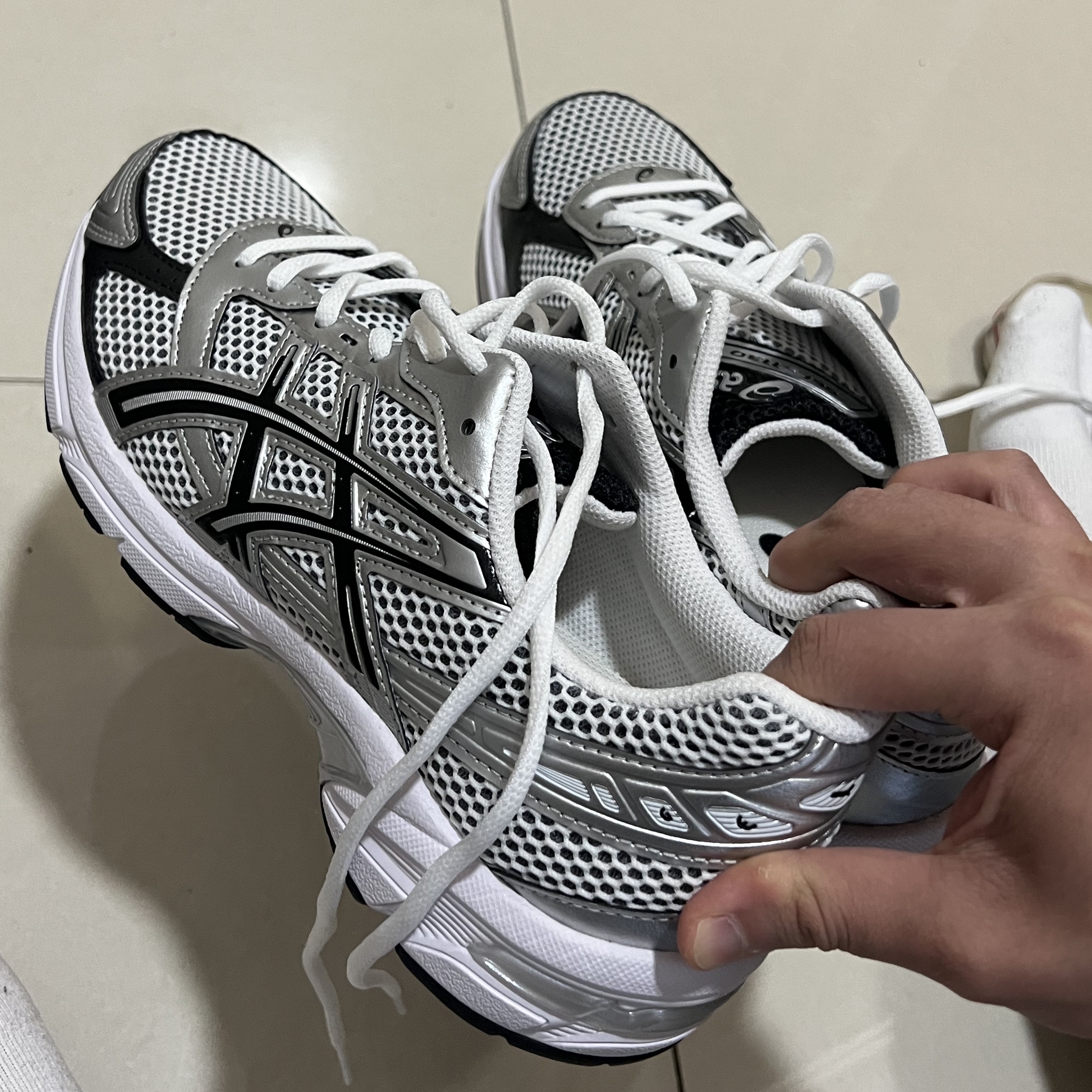 Asics Gel-1130 White Black 착용 스타일 - 1
