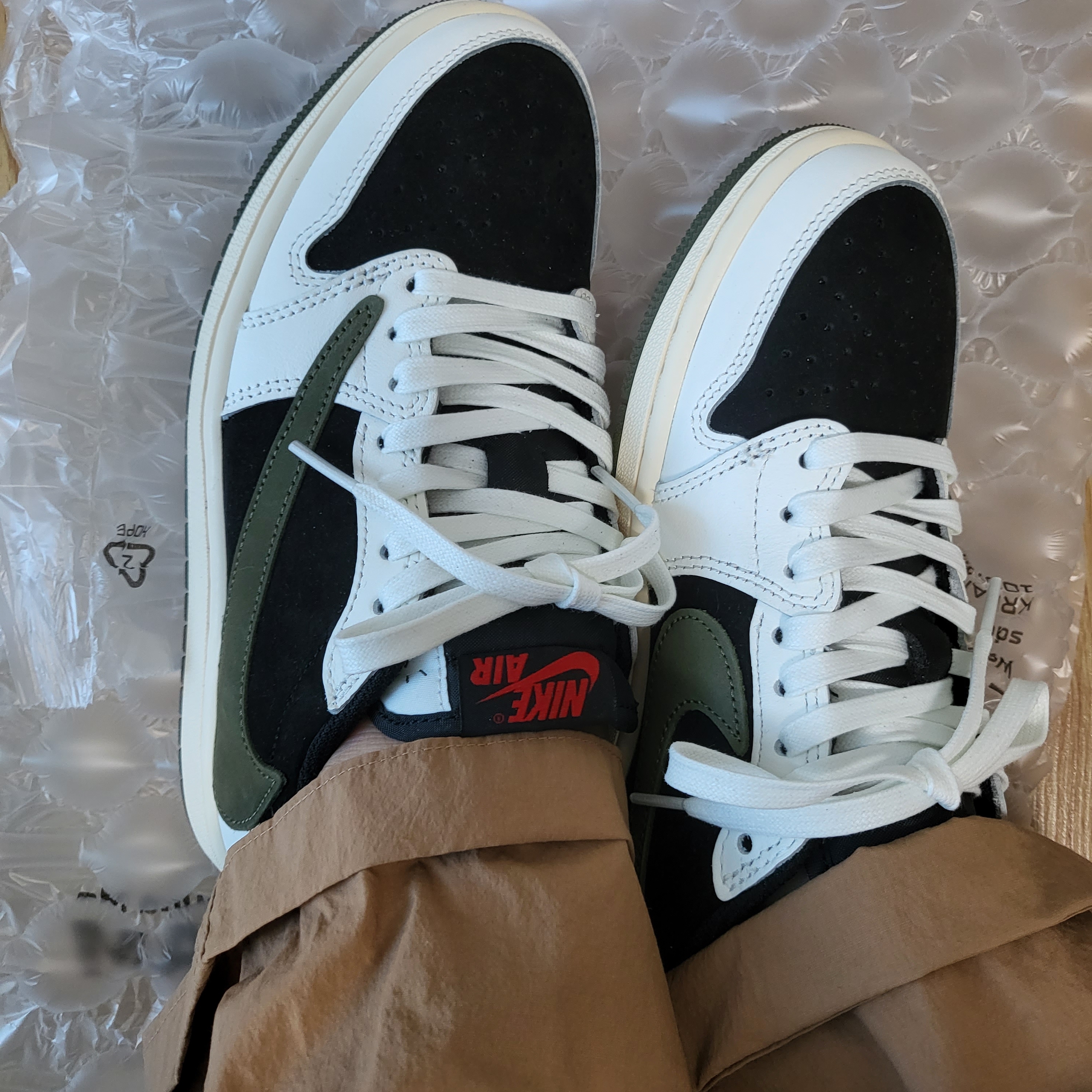 (W) Jordan 1 x Travis Scott Retro Low OG SP Medium Olive 착용 스타일 - 2