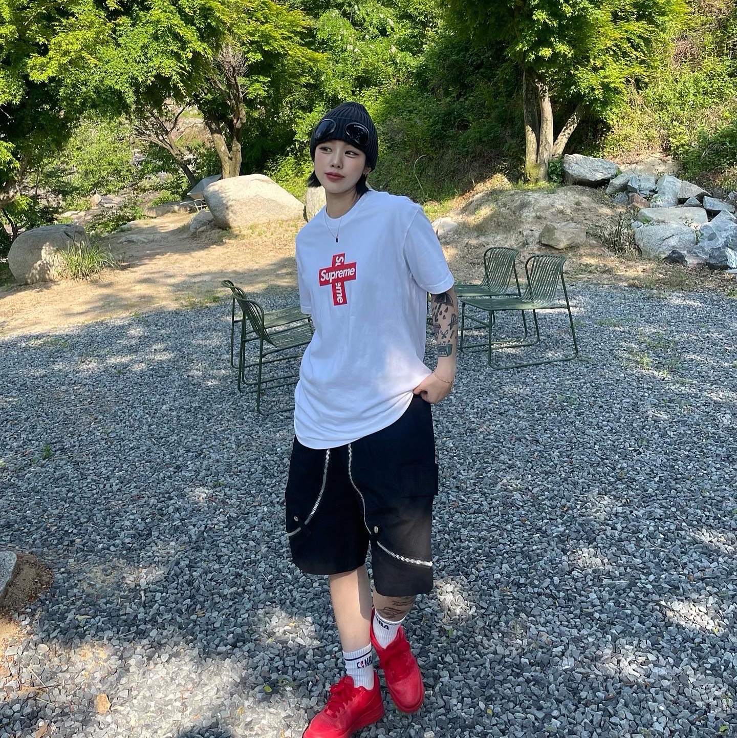 Supreme Cross Box Logo T-Shirt White - 20FW, Nike Air Force 1 '07 LV8 Low 1 Triple Red 착용 스타일 - 1