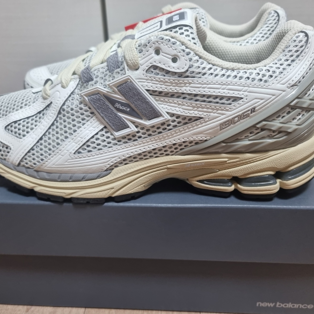 New Balance 1906R White Gray 착용 스타일