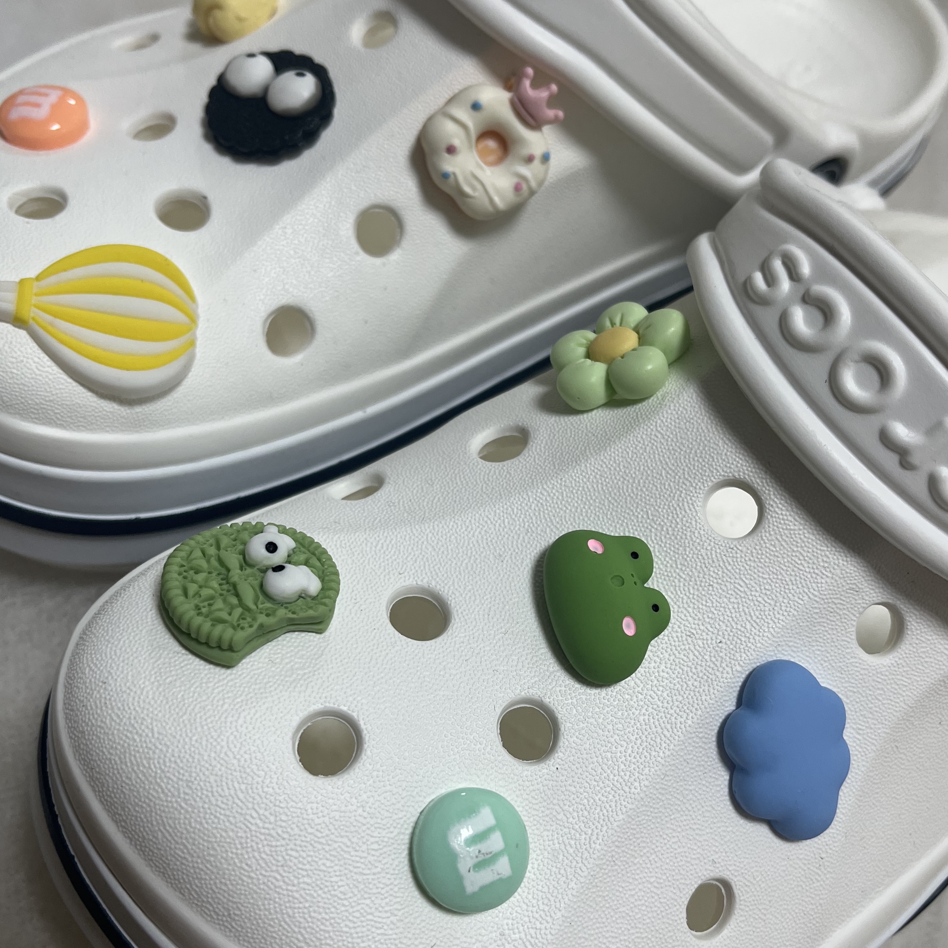Crocs Bayaband Clog White Navy 착용 스타일 - 1