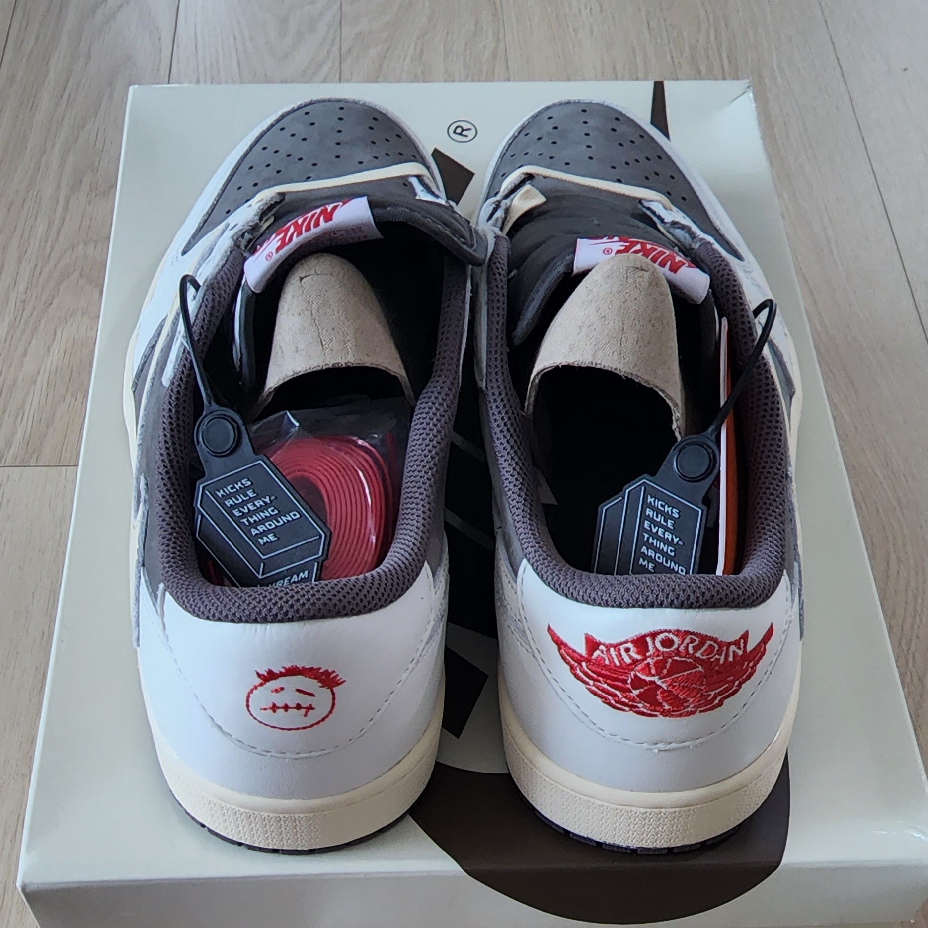 Jordan 1 x Travis Scott Retro Low OG SP Sail and Ridgerock 착용 스타일 - 4