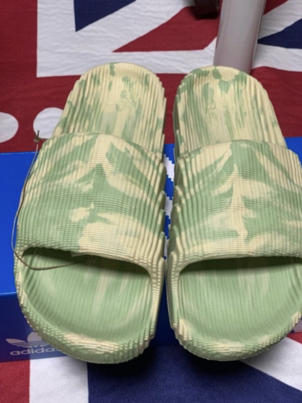 Adidas Adilette 22 Magic Lime Desert Sand 착용 스타일