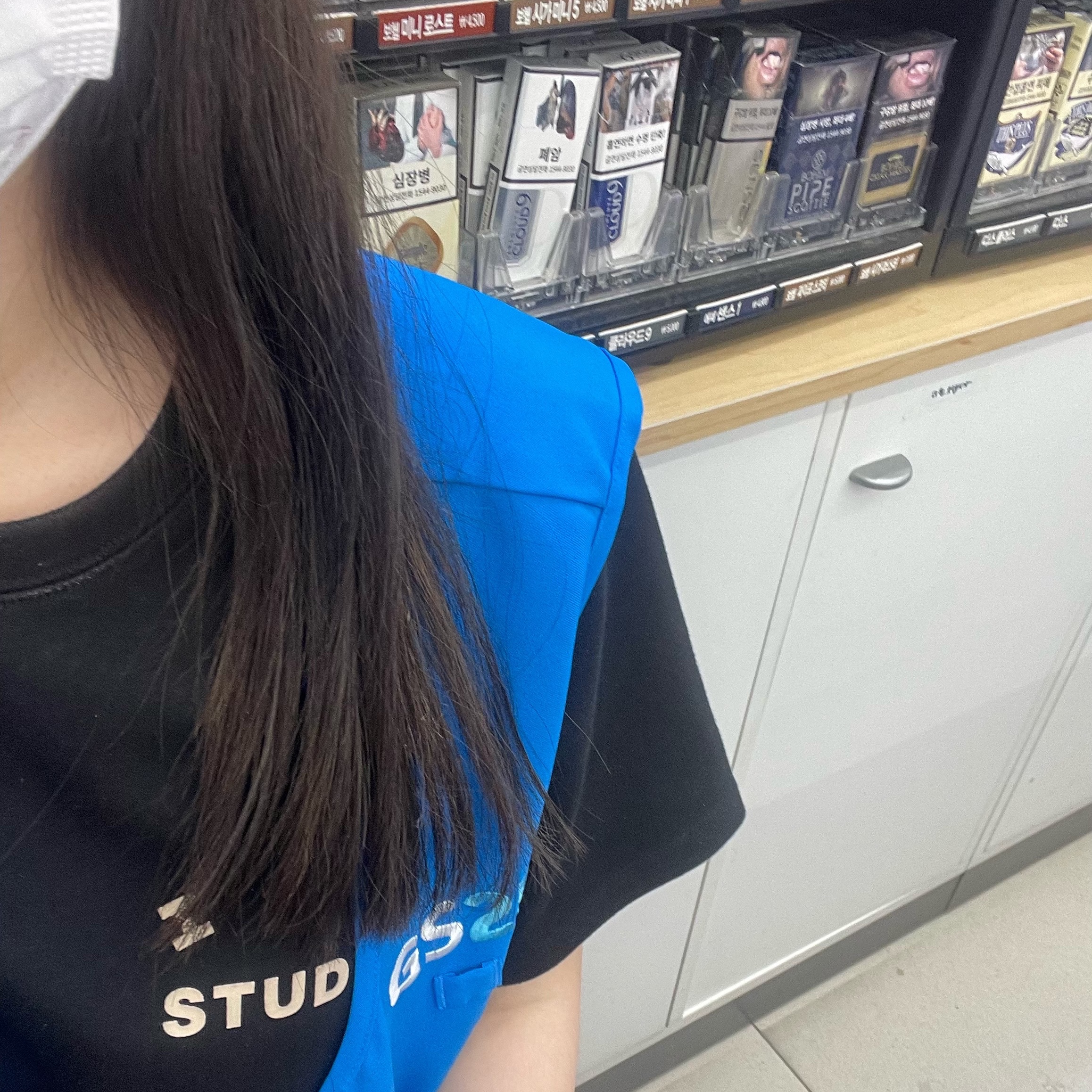 IAB Studio Black Glow T-Shirt 착용 스타일