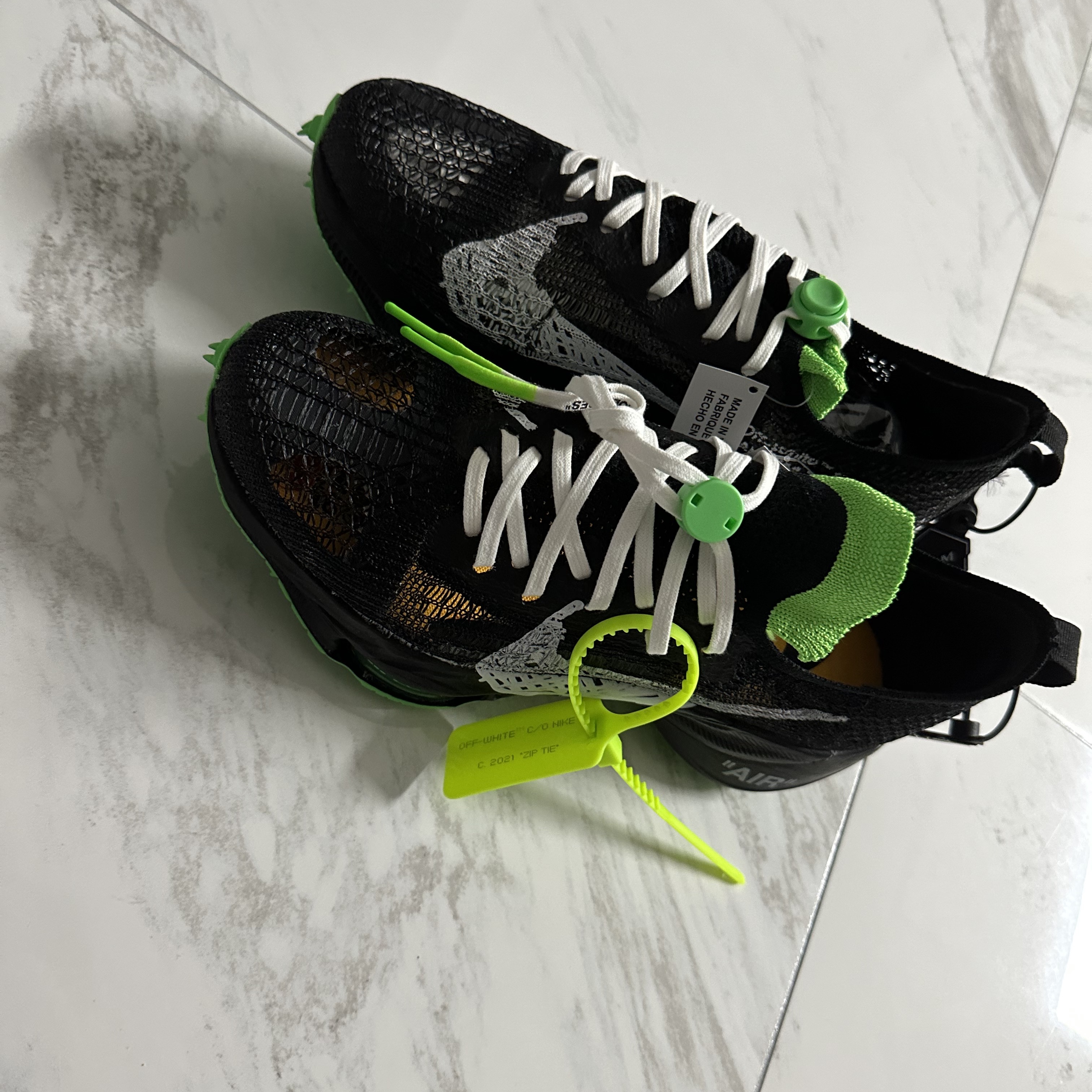 Nike x Off-White Air Zoom Tempo Next% Black 착용 스타일 - 1