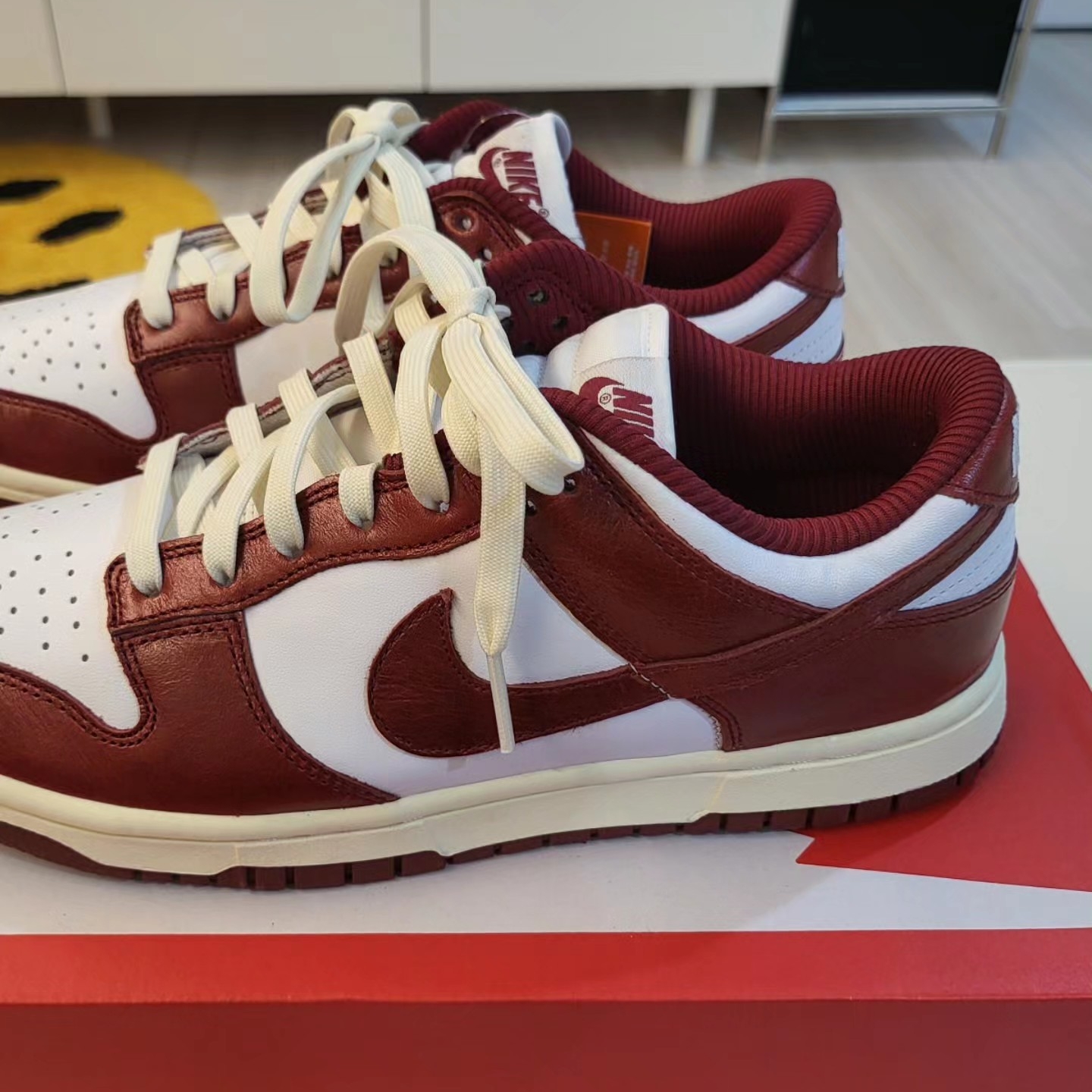 (W) Nike Dunk Low Retro PRM Team Red and White 착용 스타일 - 3