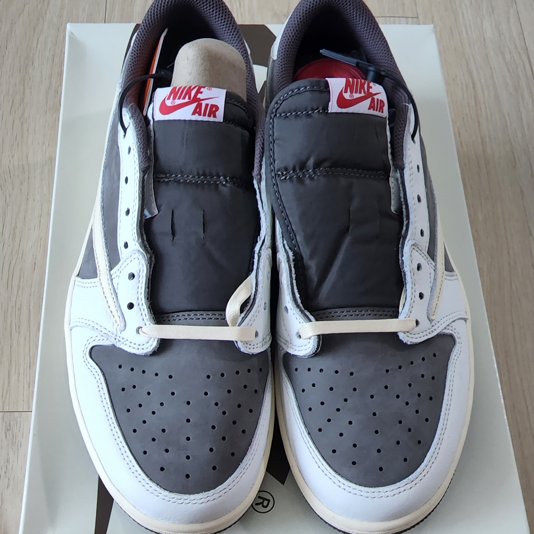 Jordan 1 x Travis Scott Retro Low OG SP Sail and Ridgerock 착용 스타일 - 5