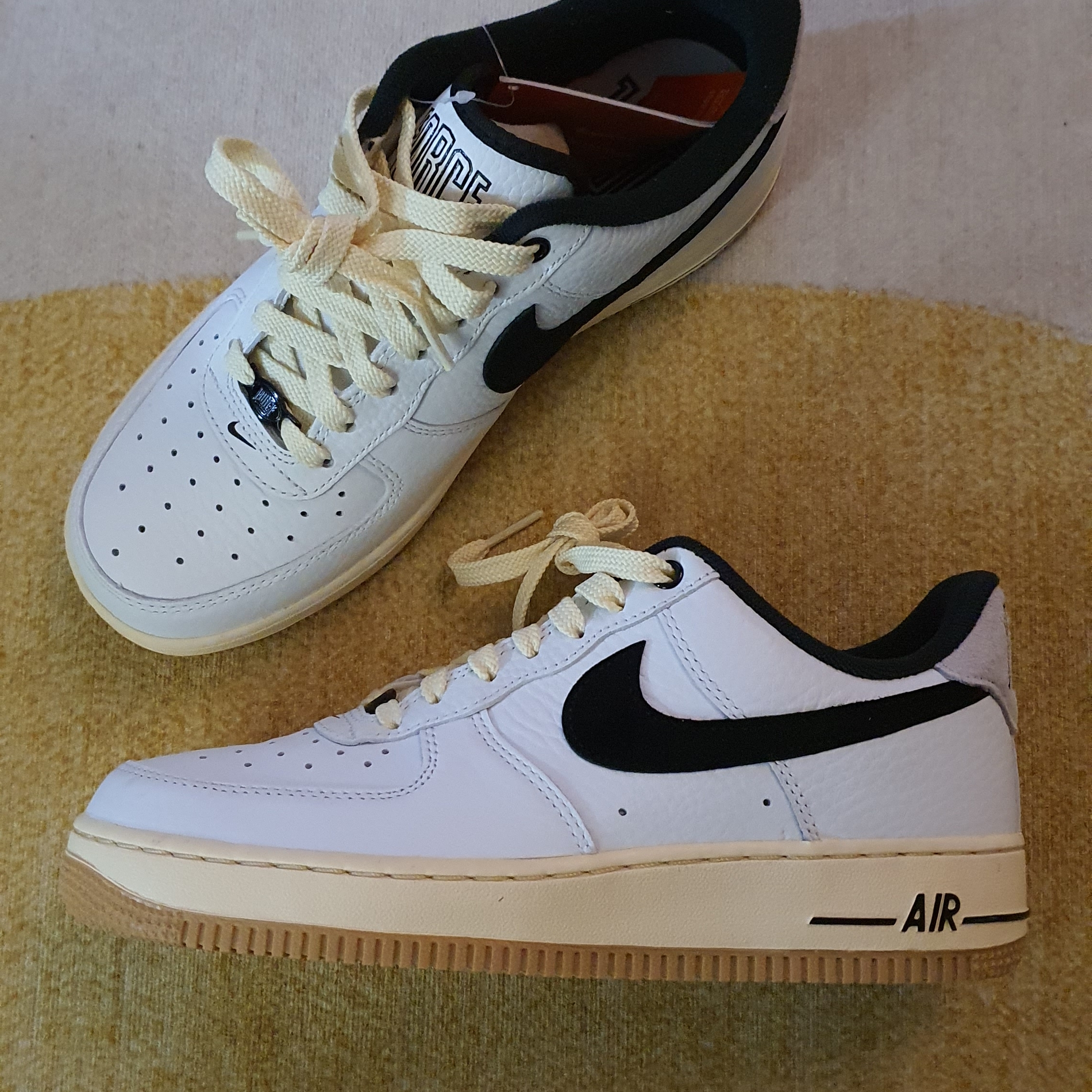 (W) Nike Air Force 1 '07 LX Black and Summit White 착용 스타일 - 1