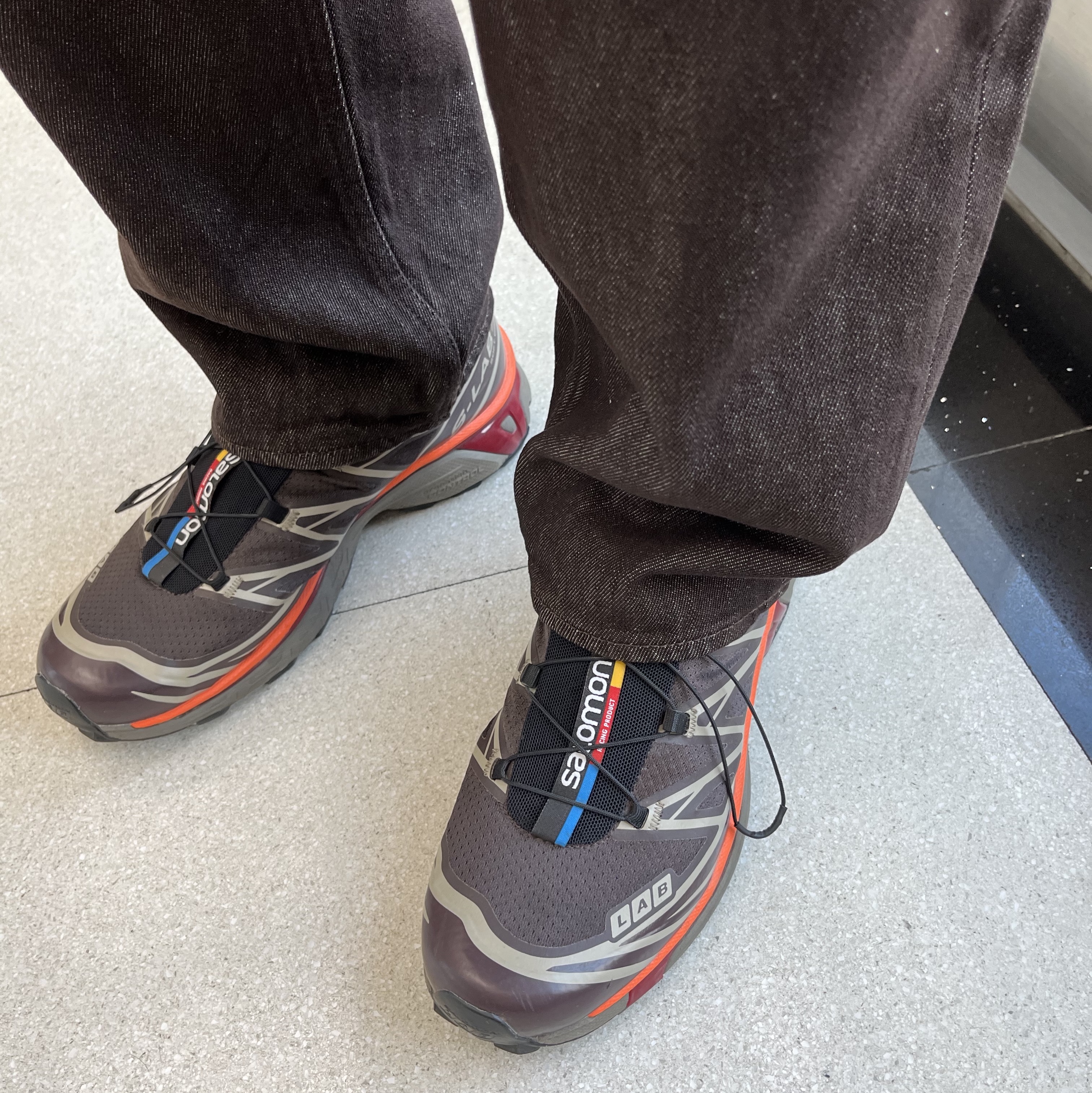 Salomon XT-6 ADV Shale Chocolate Plum, Auralee Hard Twist Denim Wide Pants Brown - 22AW 착용 스타일