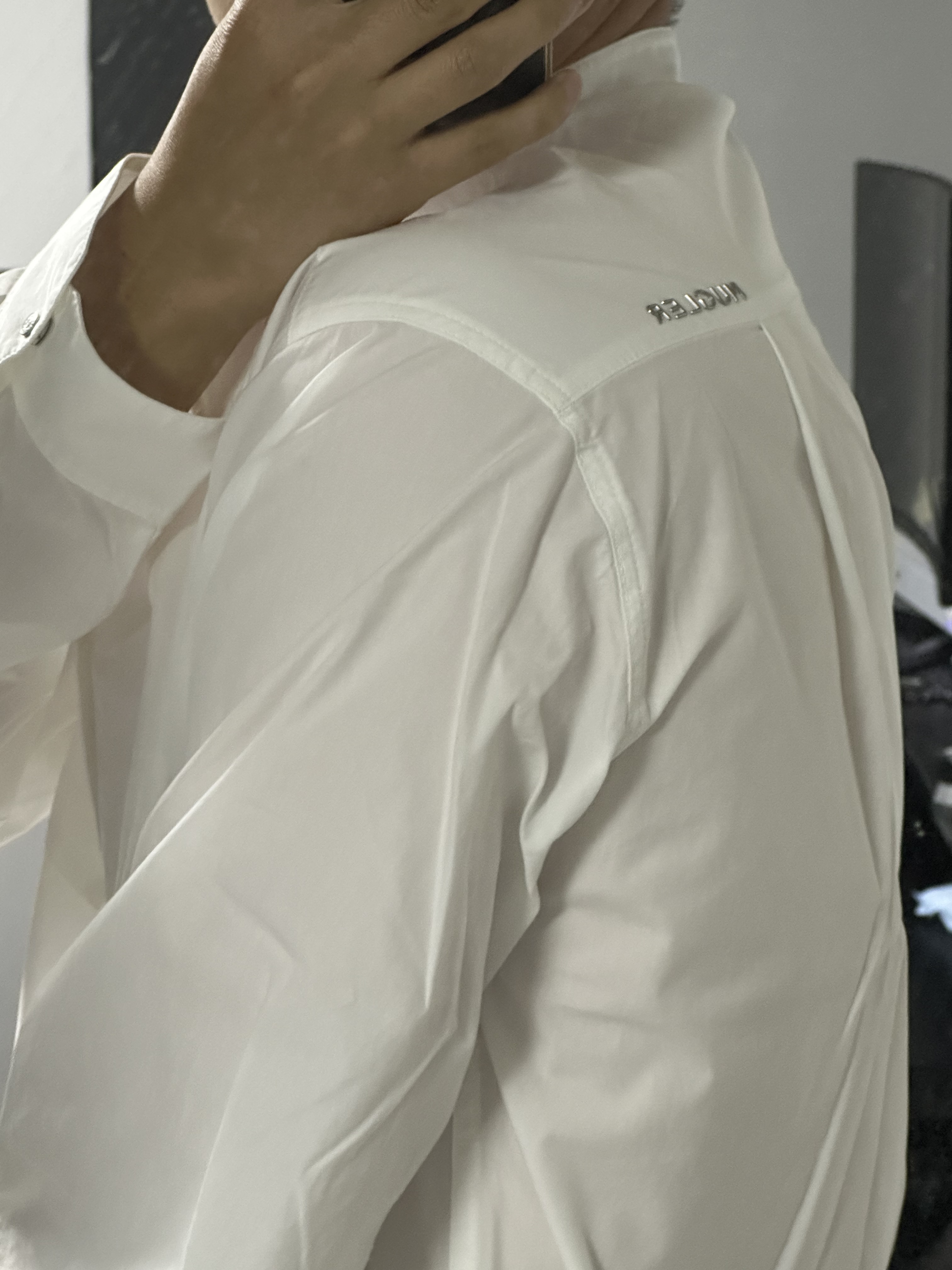 H&M x Mugler Double Breasted Poplin Shirt White 착용 스타일 - 3